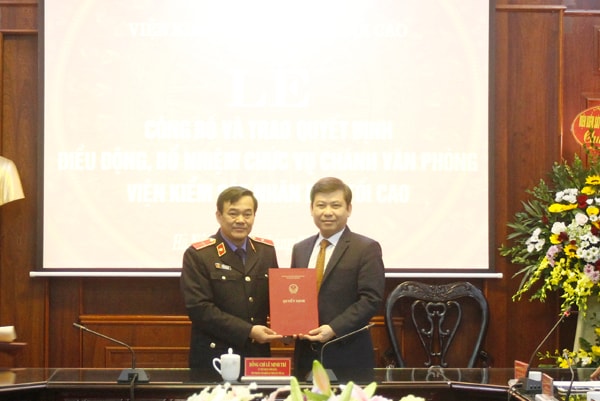 Viện trưởng Viện Kiểm sát nhân dân Tối cao Lê Minh Trí trao quyết định cho đồng chí Nguyễn Tiến Long. Ảnh VKSNDTC