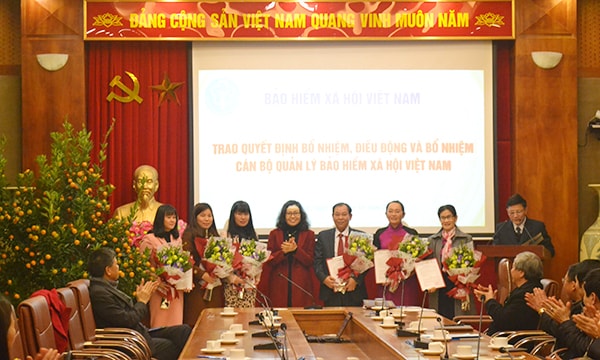 Theo đó, Tổng Giám đốc Nguyễn Thị Minh đã trao quyết định bổ nhiệm, điều động và bổ nhiệm có thời hạn cho 6 cán bộ, gồm: