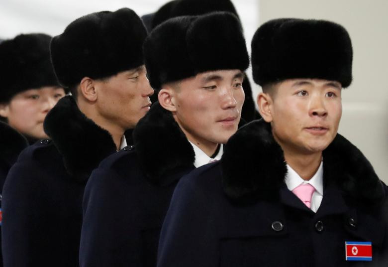 Các vận động viên Bắc Triều Tiên đến làng Olympic ở Gangneung, Hàn Quốc vào ngày 1 tháng 2 năm 2018. 