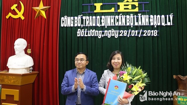 Trao quyết định bổ nhiệm bà Nguyễn Thị Linh giữ chức vụ Chánh Thanh tra UBND huyện Đô Lương. 