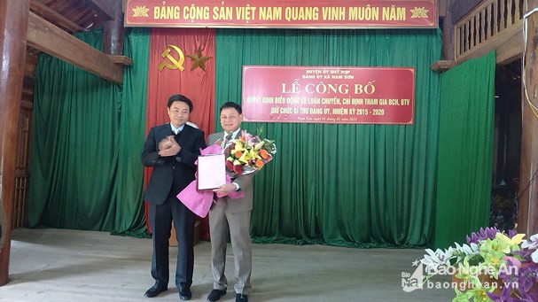 Bí thư Huyện ủy Quỳ Hợp Hồ Lê Ngọc chúc mừng tân Bí thư Đảng ủy xã Nam Sơn.