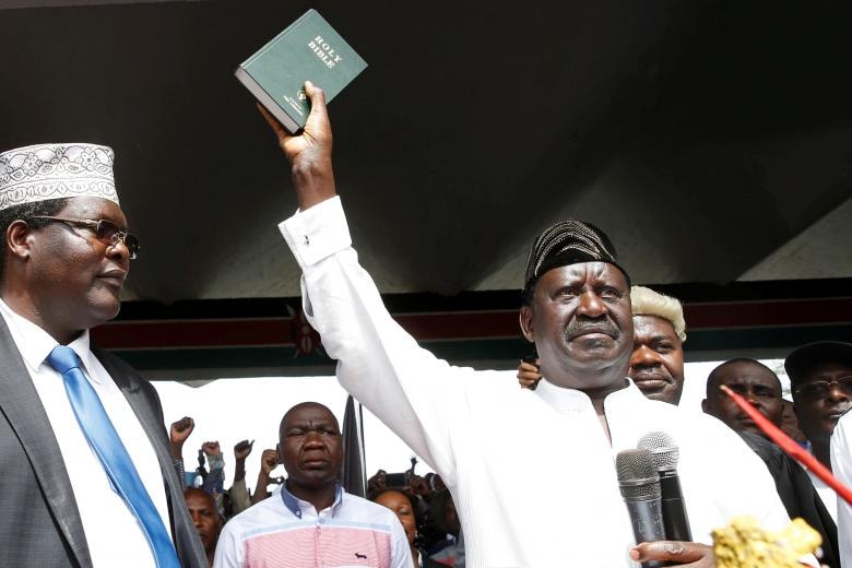 Nhà lãnh đạo phe đối lập Kenya Raila Odinga của Liên minh Quốc gia Hoa Kỳ (NASA) tổ chức một bible khi ông tuyên thệ nhậm chức tổng thống tại Nairobi, Kenya ngày 30 tháng 1 năm 2018. 