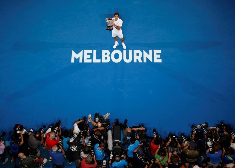 Roger Federer của Thụy Sĩ đã đưa ra chiếc cúp vô địch sau trận chung kết với Marin Cilic của Croatia trong giải Australian Open ở Melbourne, Úc, ngày 28 tháng 1 năm 2018.