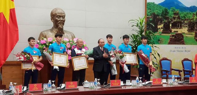 Thủ tướng trao phần thưởng cho HLV và các cầu thủ U23 Việt Nam - Ảnh: VGP