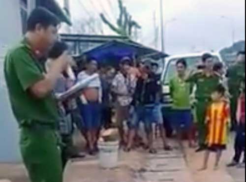 Hình ảnh công an TT Dương Đông (Phú Quốc) công bố danh tính người mua dâm và bán dâm, gây xôn xao dư luận. Ảnh cắt từ clip