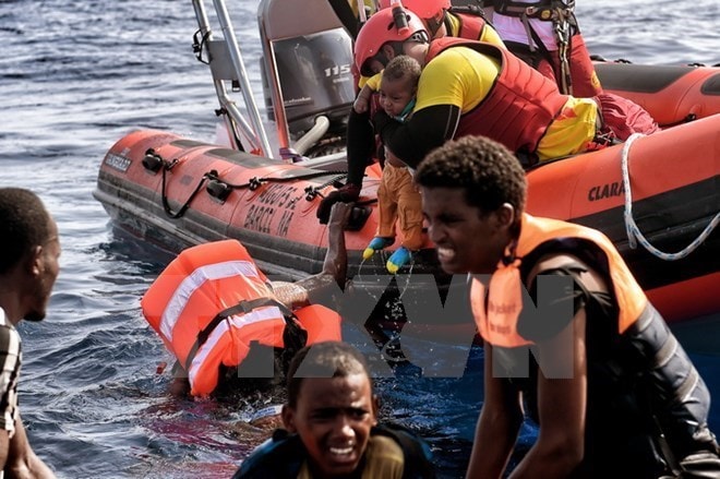 Người di cư được lực lượng cứu hộ Tây Ban Nha cứu tại vùng biển ngoài khơi Libya hồi tháng 11/2017. Nguồn: AFP/TTXVN