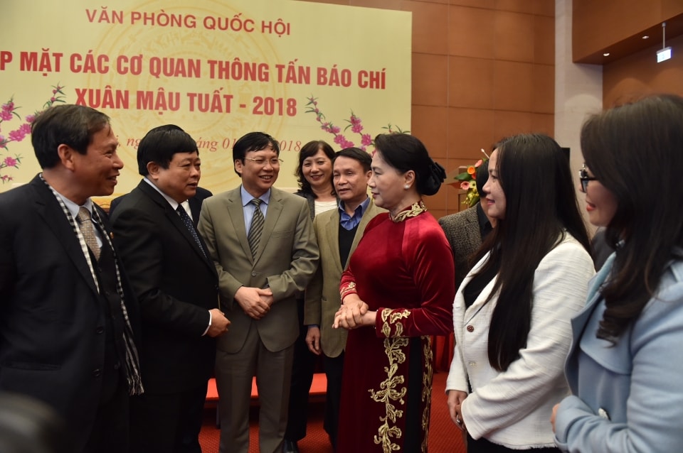 Chủ tịch Quốc hội Nguyễn Thị Kim Ngân trao đổi với các đại biểu.