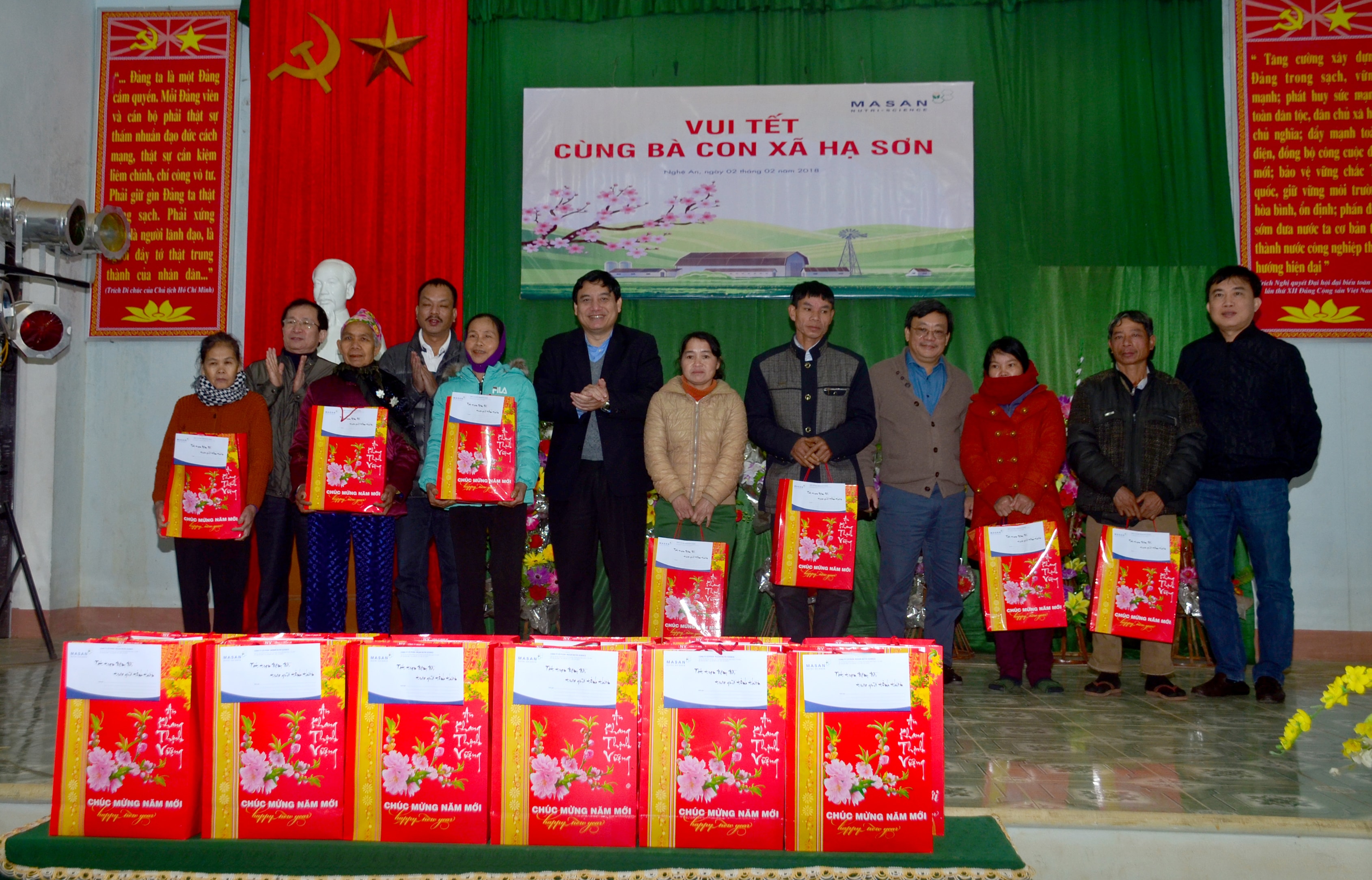 Bí thư Tỉnh ủy Nguyễn Đắc Vinh và ông Nguyễn Đăng Quang - Chủ tịch HĐQT Tập đoàn Masan tặng quà Tết cho người nghèo xã Hạ Sơn, huyện Quỳ Hợp. Ảnh: Thành Duy
