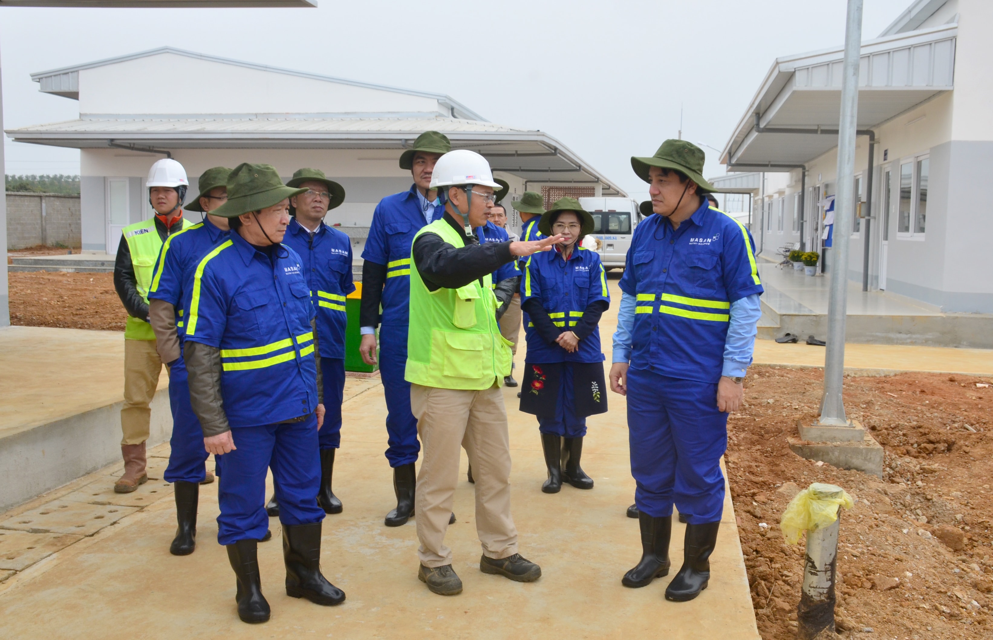 Bí thư Tỉnh ủy Nguyễn Đắc Vinh nghe giới thiệu về dự án Trang trại chăn nuôi lợn kỹ thuật cao Masan Nutri - Farm Nghệ An. Ảnh: Thành Duy