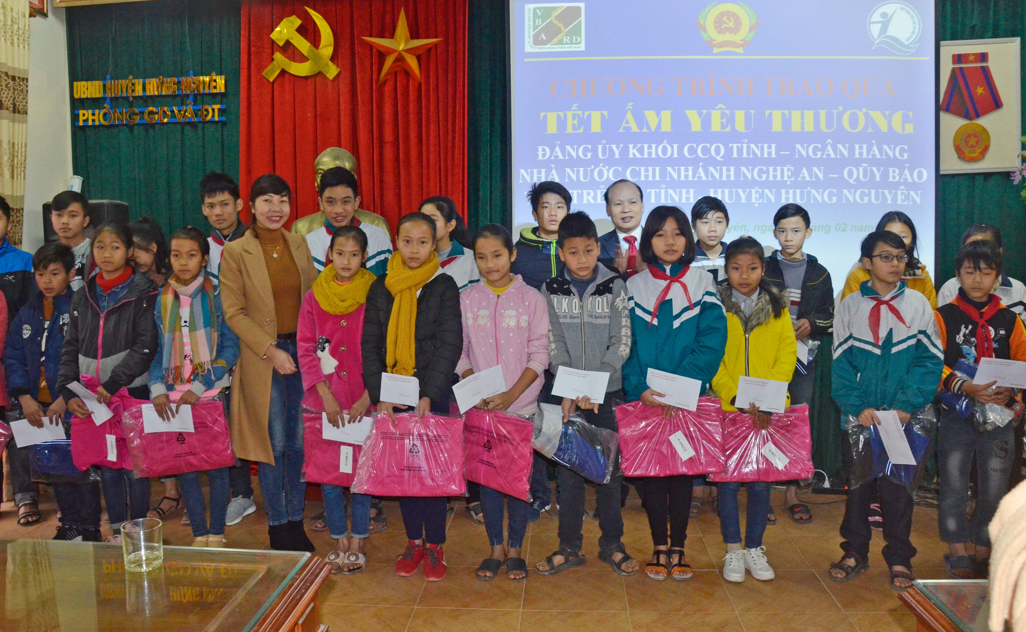 Những phần quà nhỏ với hi vọng các em đón Tết trong không khí vui tươi, hạnh phúc. Ảnh: Thanh Lê 
