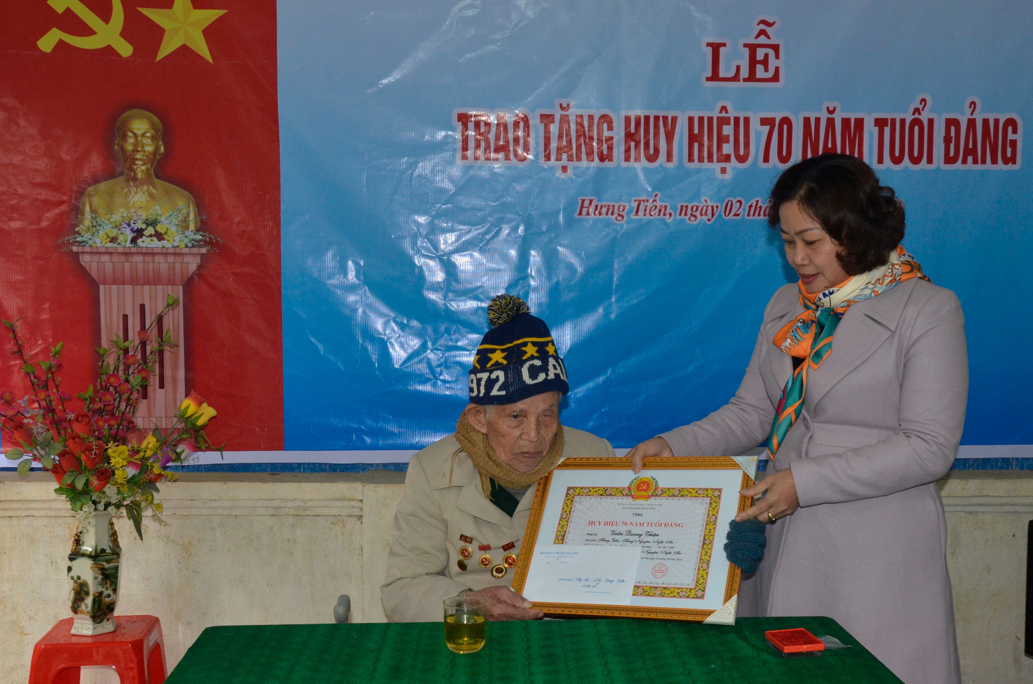 Đảng viên Trần Quang Thiện, xóm 4 xã Hưng Tiến, Hưng Nguyên nhận Huy hiệu 70 tuổi Đảng. Ảnh: Thanh Lê.