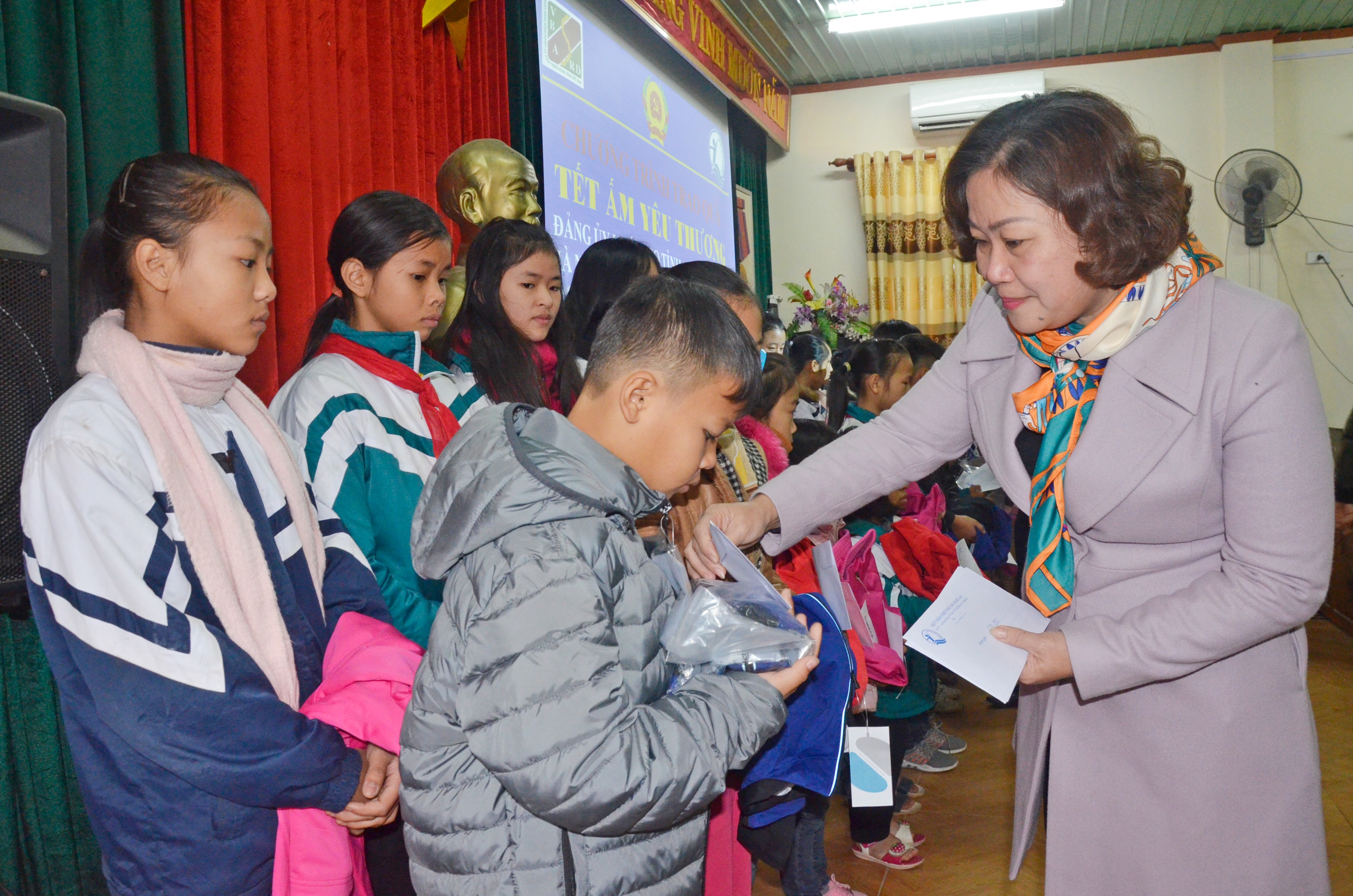 Bí thư Đảng ủy Khối CCQ tỉnh trao quà cho các em học sinh. Ảnh: Thanh Lê