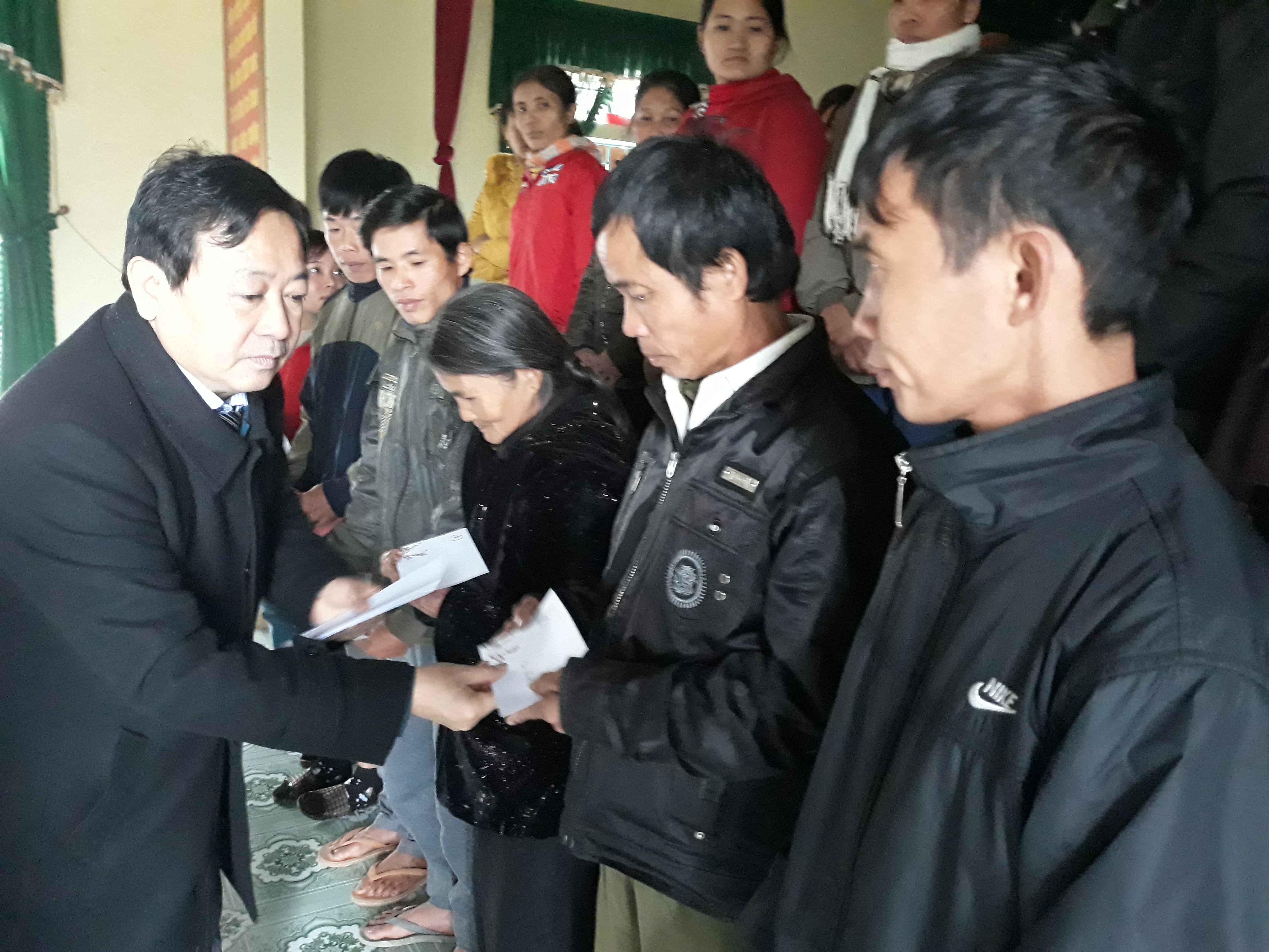 Đại diện hội nhà Báo Tỉnh Nghệ An trực tiếp trao quà cho bà con hộ nghèo.