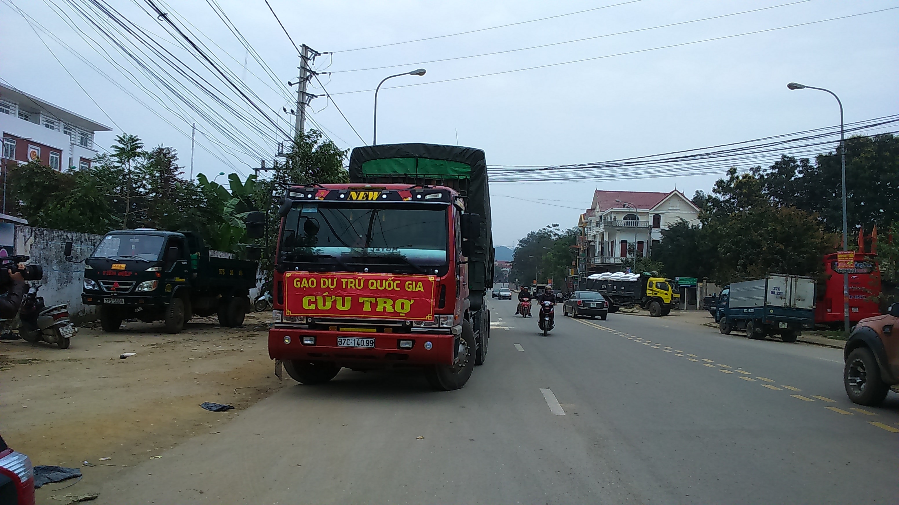 Cấp gạo cứu đói cho bà con khó khăn ở huyện Quỳ Hợp