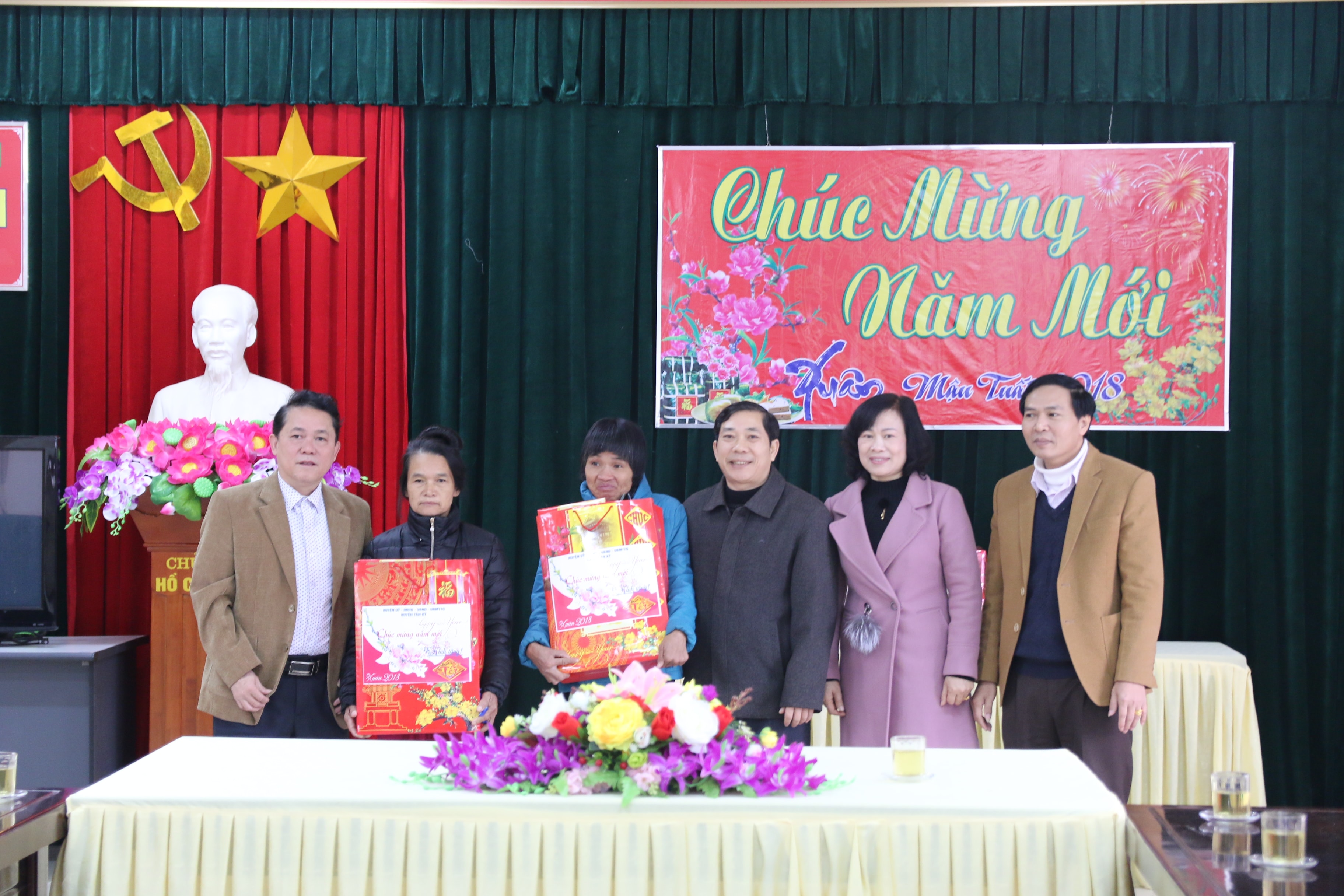 lãnh đạo huyện Tân Kỳ đã đến thăm, tặng quà Tết tại Trung tâm Bảo trợ xã hội Nghệ An ở xã Giang Sơn huyện Đô Lương. Ảnh: Trọng Hùng