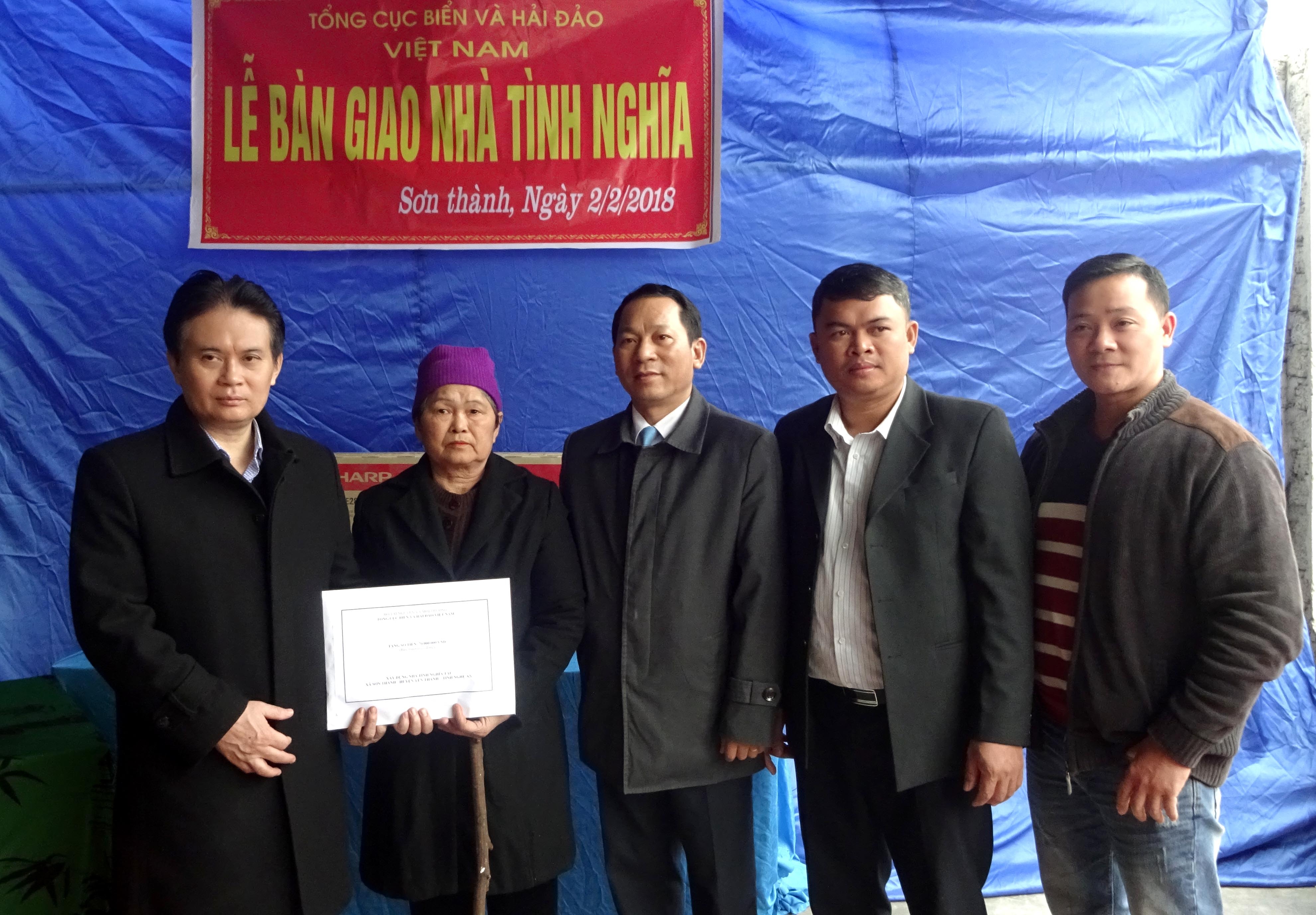 Trao số tiền và QĐ tặng nhà cho bà Nguyễn Thị Thu.