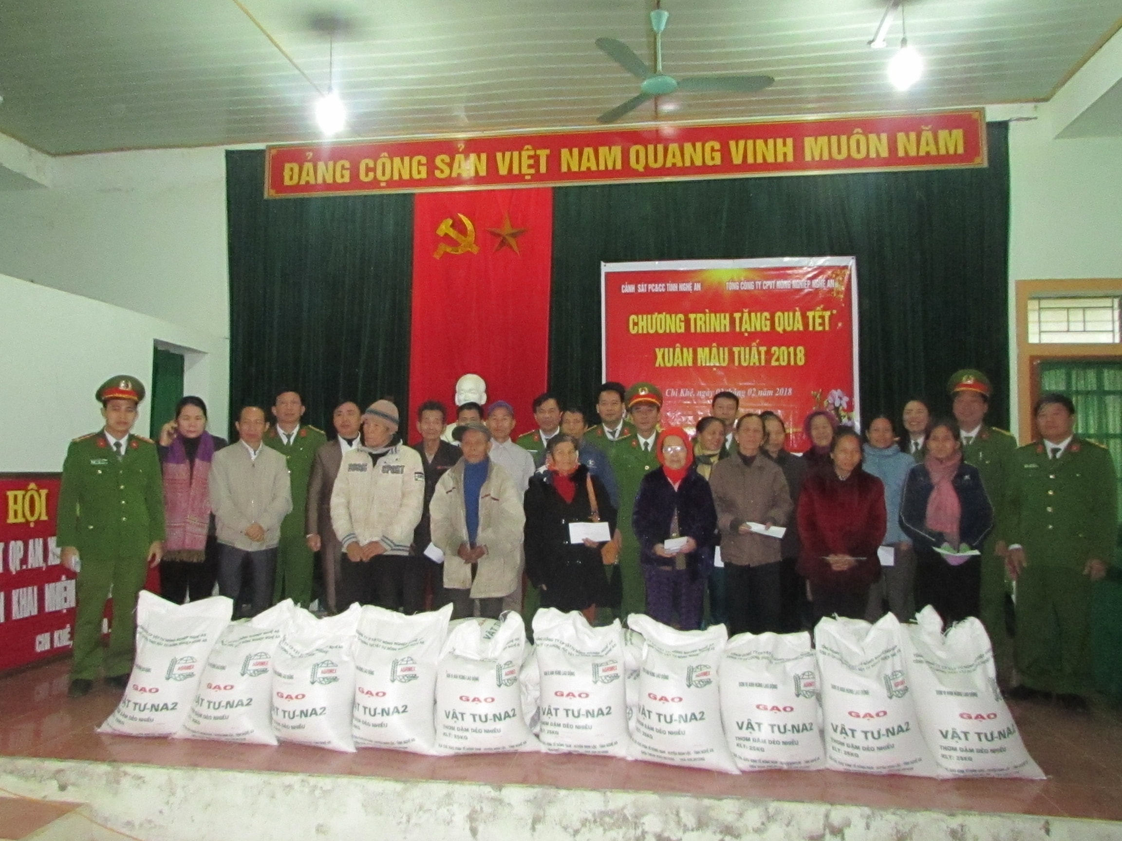 Tặng quà tết cho các gia đình chính sách có hoàn cảnh khó khăn, hộ nghèo tại xã Chi Khê, Con Cuông. Ảnh: Bá Hậu