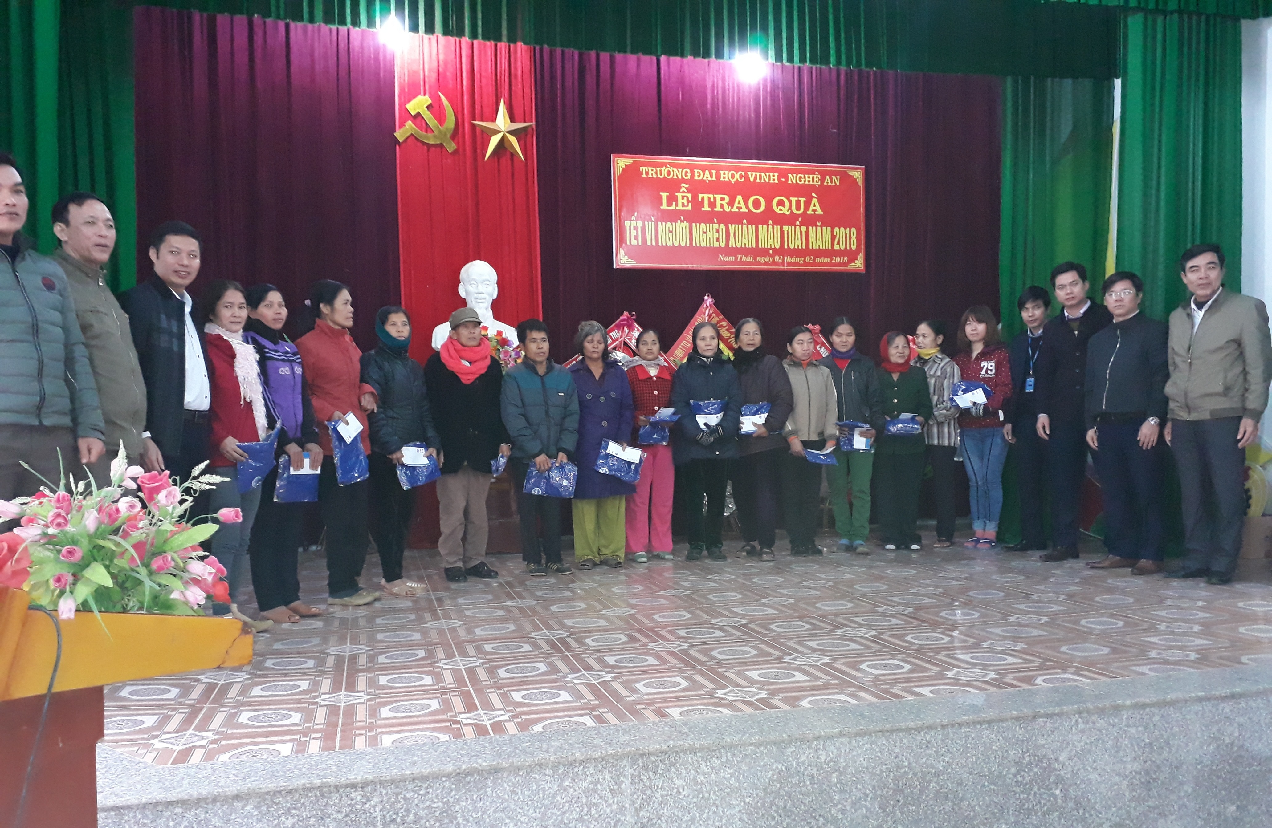 đại diện lãnh đạo Trường Đại học Vinh đã về Nam Đàn trao tặng quà hộ nghèo cho xã Nam Thái. 