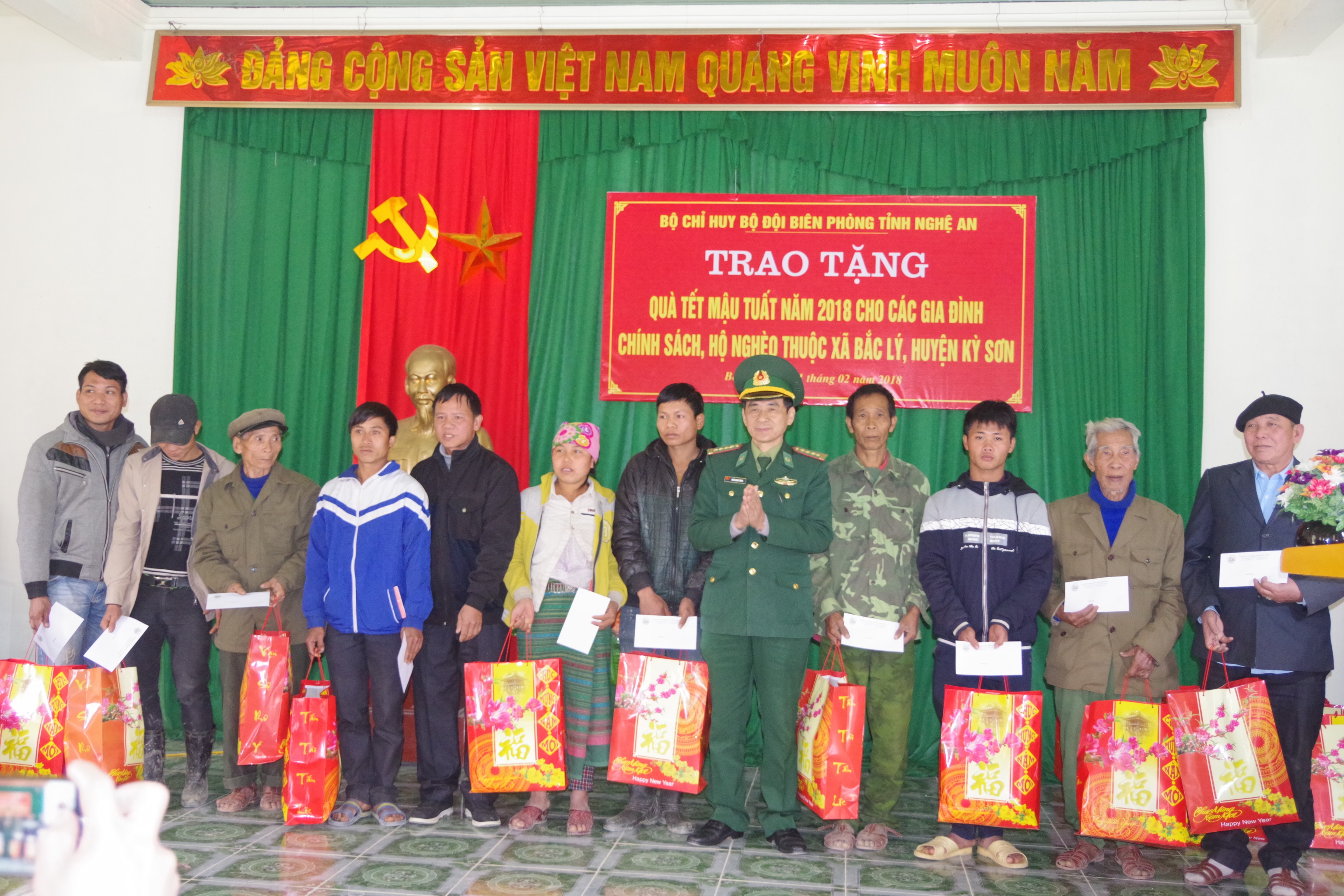 Trao quà cho người nghèo ở Môn Sơn. Ảnh: Hải Thượng