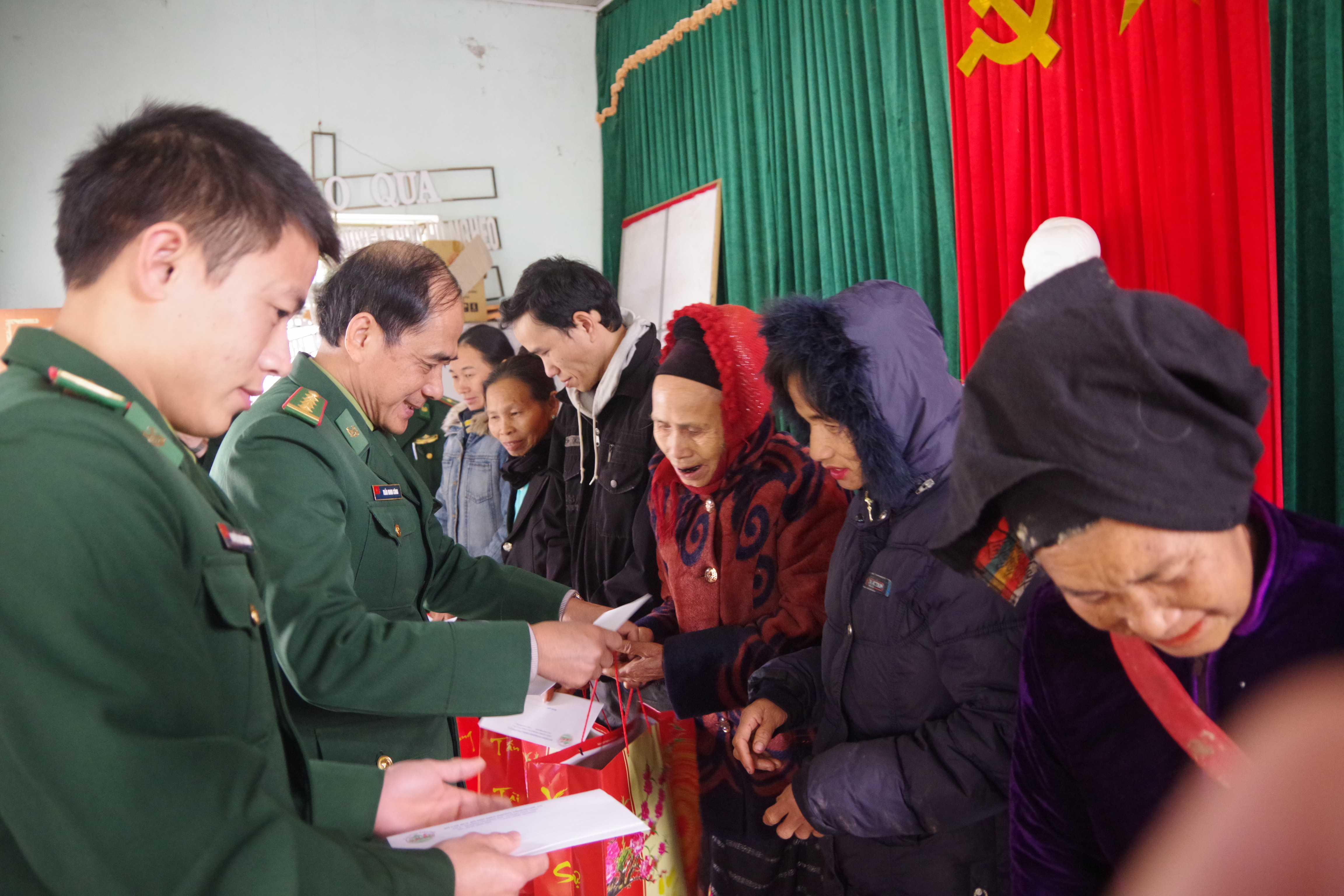 Bộ đội biên phòng tình trao quà cho người nghèo ở xã Môn Sơn (Con Cuông). Ảnh: Hải Thượng