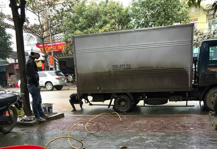 Từ xe tải cán phải đinh đang phải bơm hơi. Ảnh: Hùng Cường