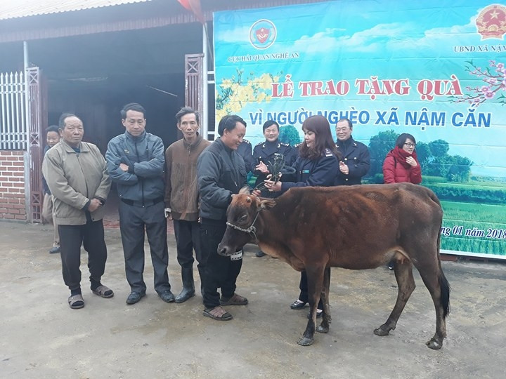 Cục Hải quan Nghệ An trao bò cho người dân bản Trường Sơn, xã Nậm Cắn. Ảnh: Lữ Phú
