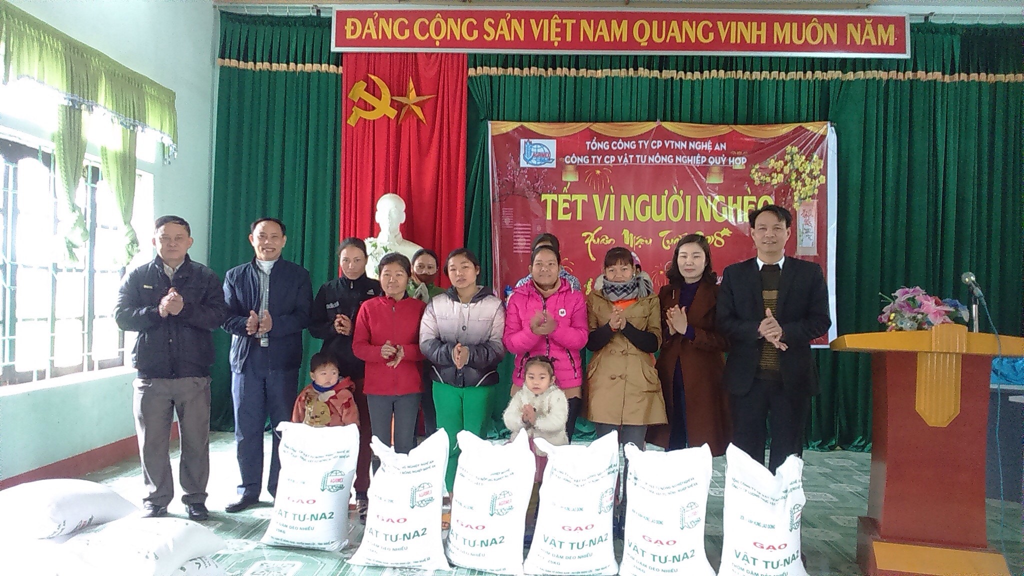 Trao quà cho người nghèo ở Quỳ Hợp. Ảnh:Thanh Hợp