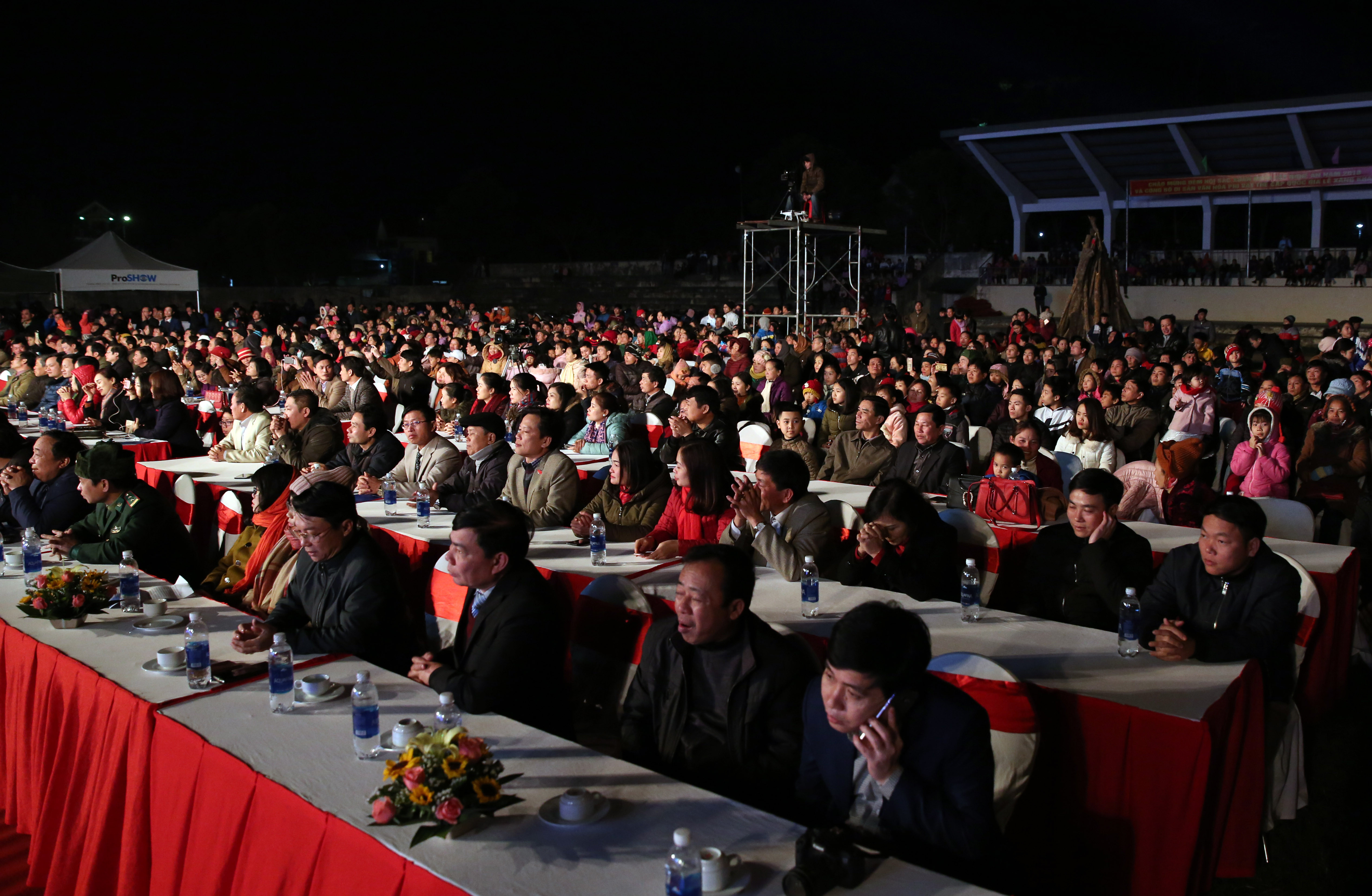 Đông đảo khán giả dự đêm hội sắc xuân miền Tây 2018. Ảnh: Hữu Vi