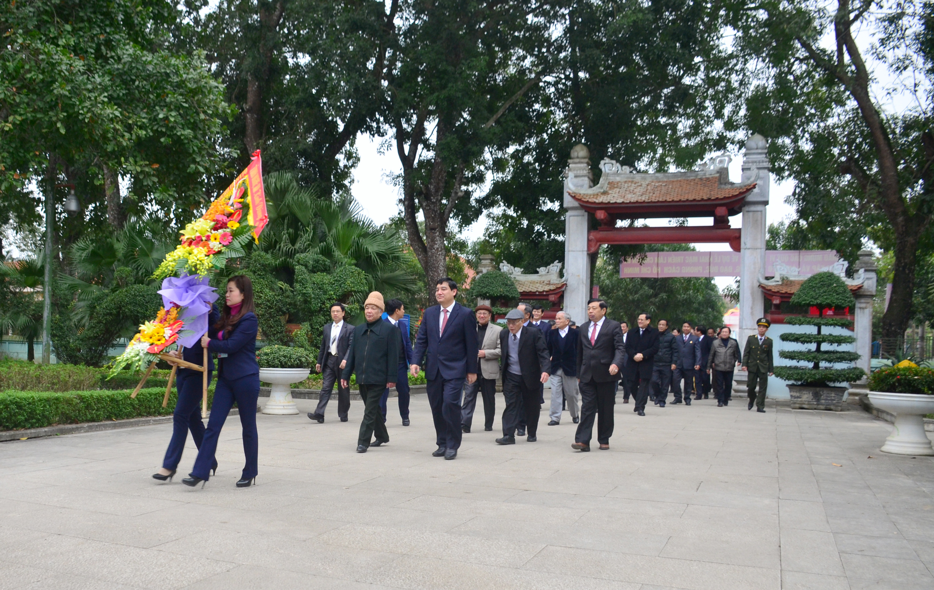 Các đồng chí lãnh đạo, nguyên lãnh đạo tỉnh đến dâng hoa, dâng hương tại Khu Di tích Kim Liên, Nam Đàn. Ảnh: Thành Duy