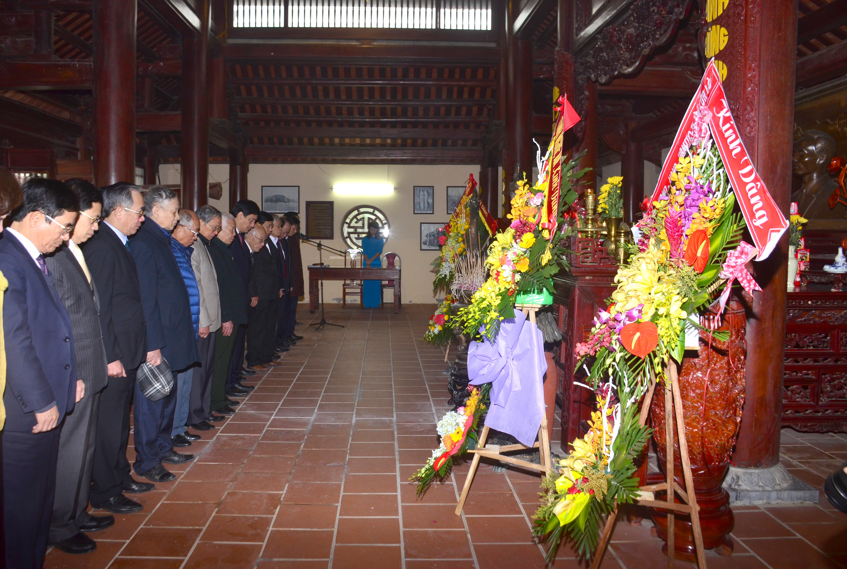 Các đồng chí lãnh đạo, nguyên lãnh đạo tỉnh thành kính tưởng niệm Tổng Bí thư Lê Hồng Phong. Ảnh: Thành Duy