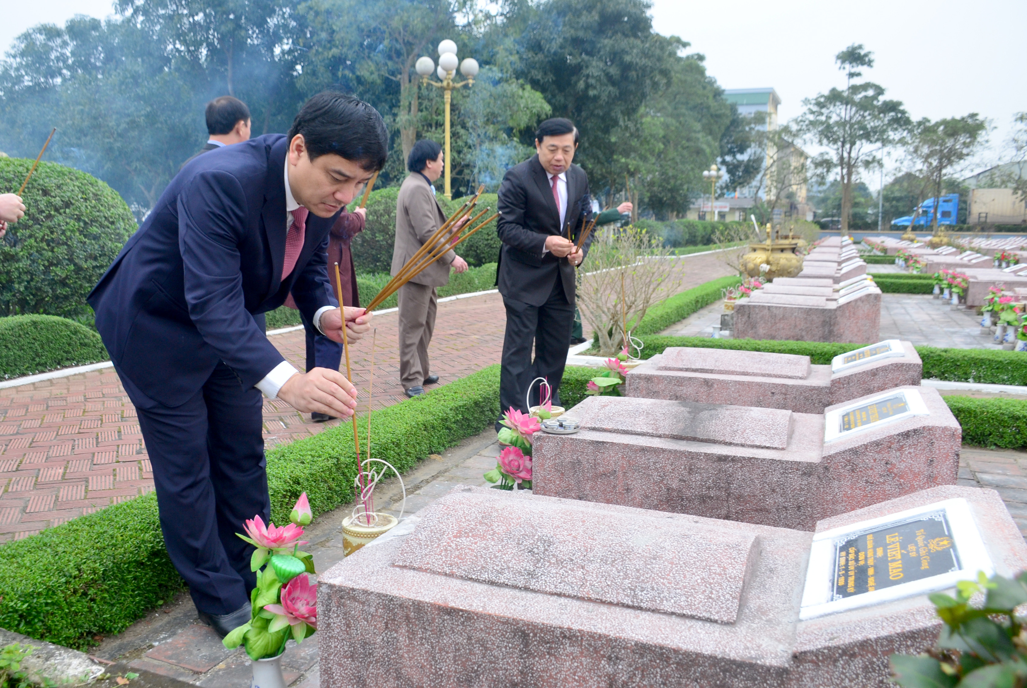 Các đồng chí lãnh đạo tỉnh thắp hương tại phần mộ các liệt sỹ tại Nghĩa trang liệt sỹ TP. Vinh. Ảnh: Thành Duy