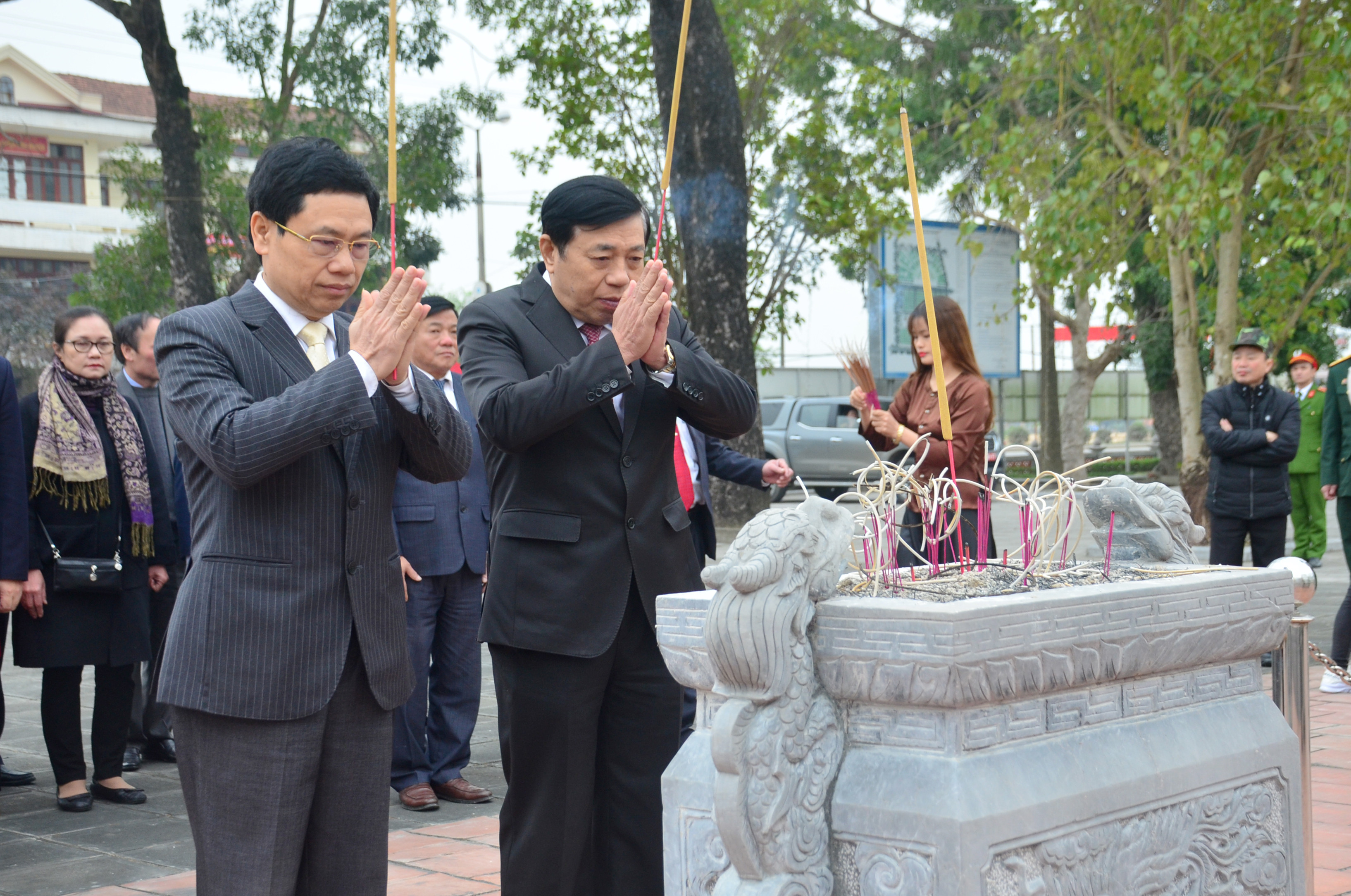 Đồng chí Nguyễn Xuân Sơn và đồng chí Nguyễn Xuân Đường dâng hương tưởng niệm các Anh hùng liệt sỹ tại Khu Di tích Xô Viết Nghệ Tĩnh. Ảnh: Thành Duy