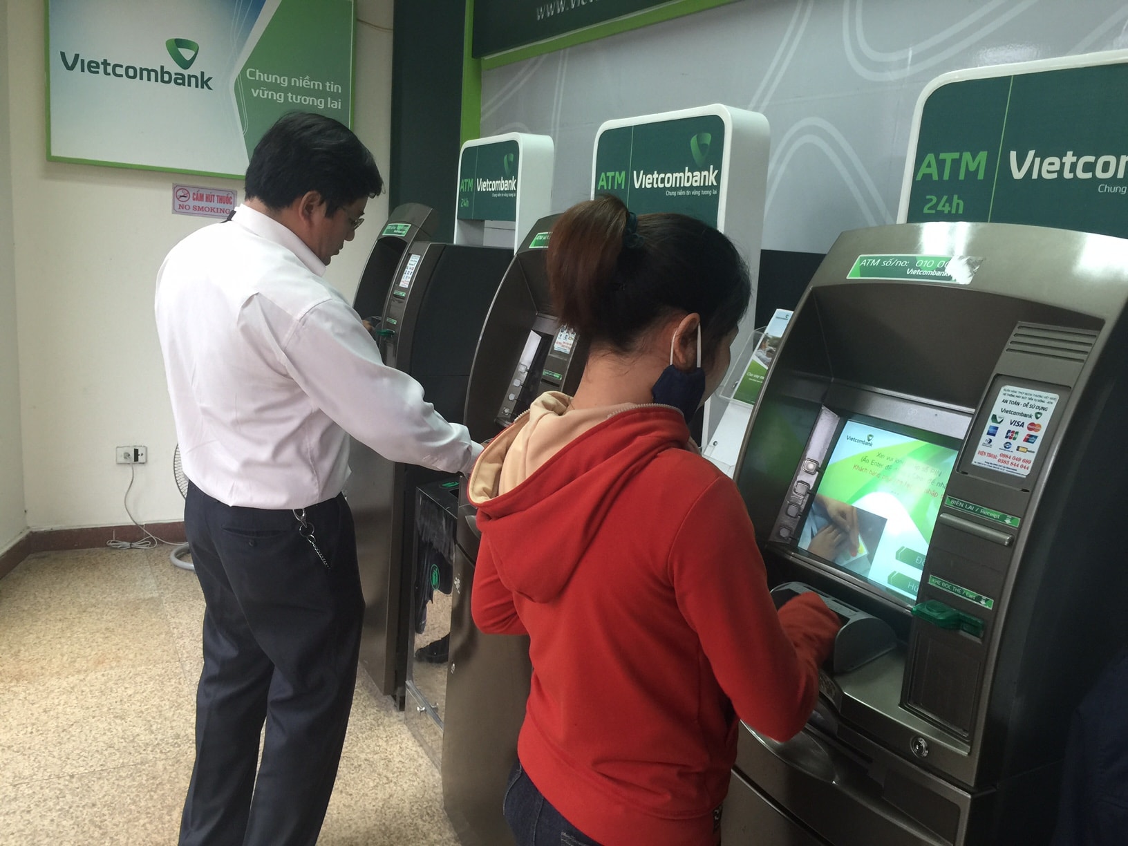 Khách hàng rút tiền qua thẻ ATM. Ảnh: Việt Phương