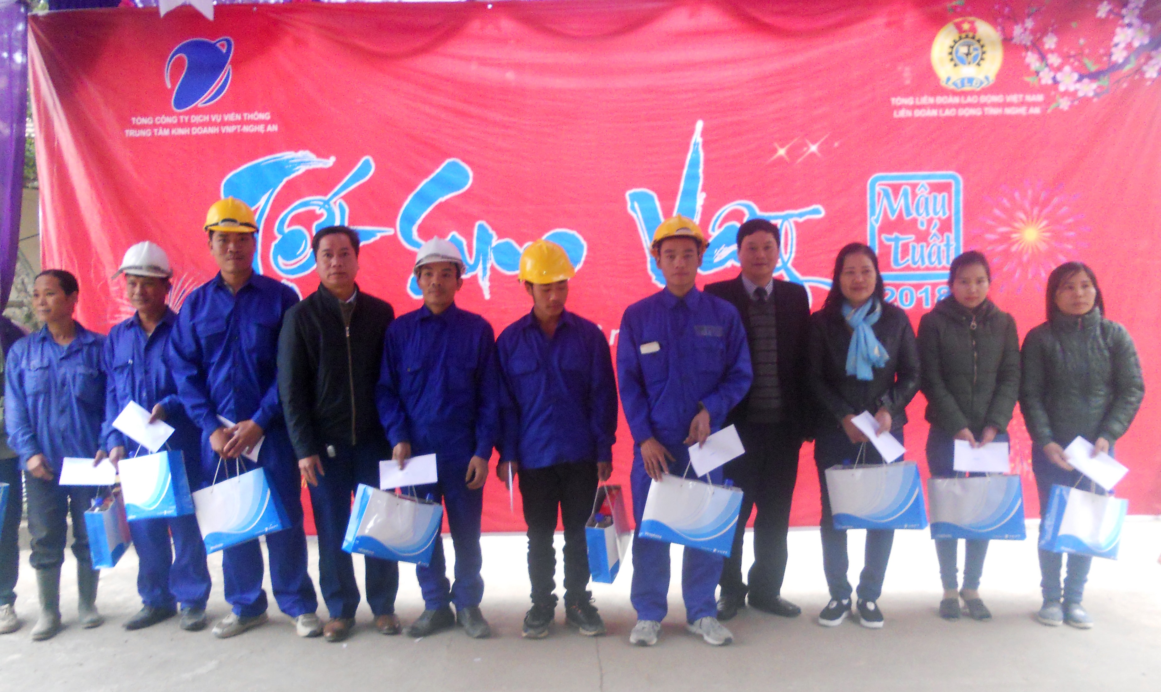 Trao quà Tết cho CNLĐ huyện Tân Kỳ. Ảnh: Nguyễn Hường