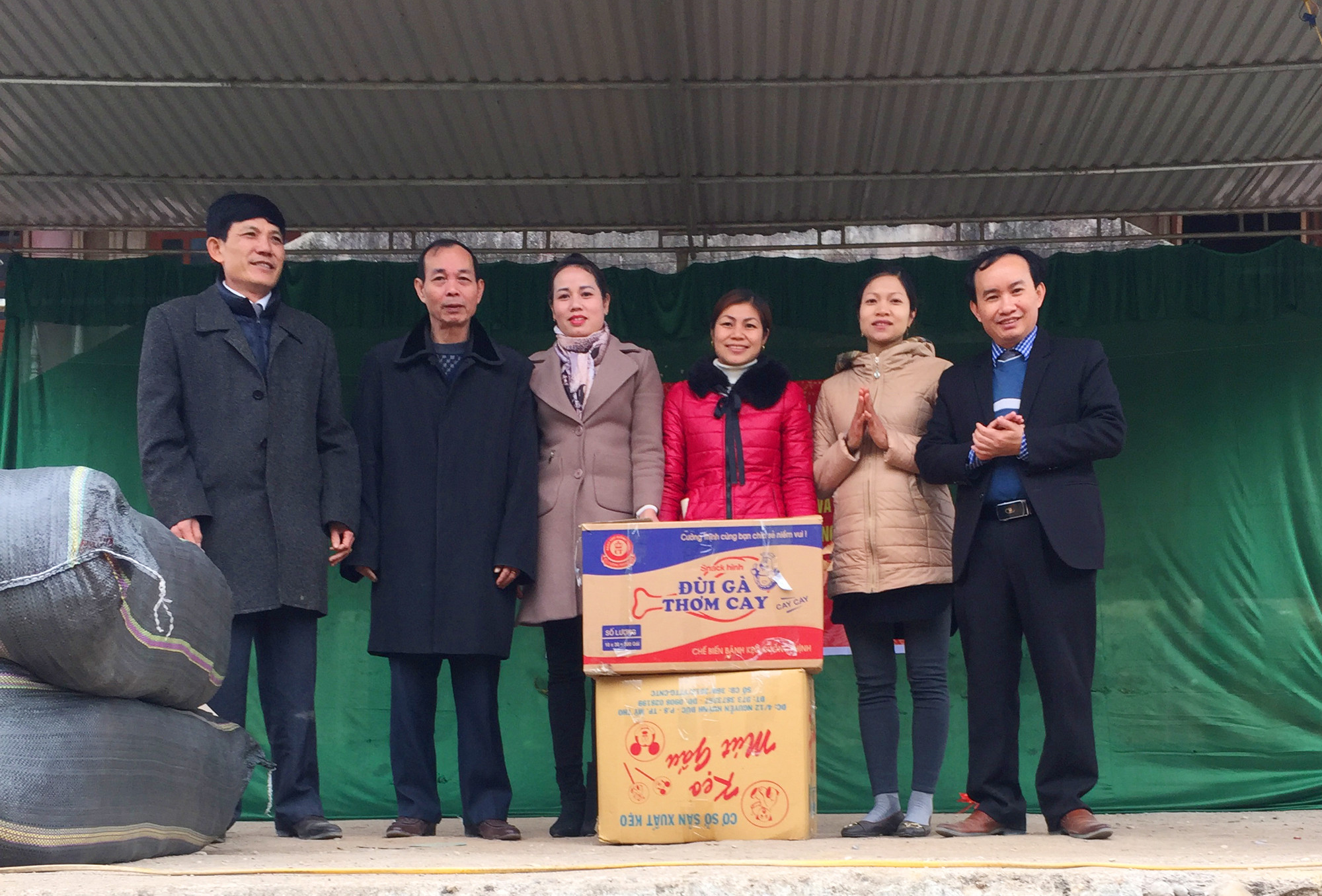 Trao tặng đồng phục áp ấm và vét cho các cô Trường THCS xã Na Ngoi, Kỳ Sơn. Ảnh: Trọng Điệp