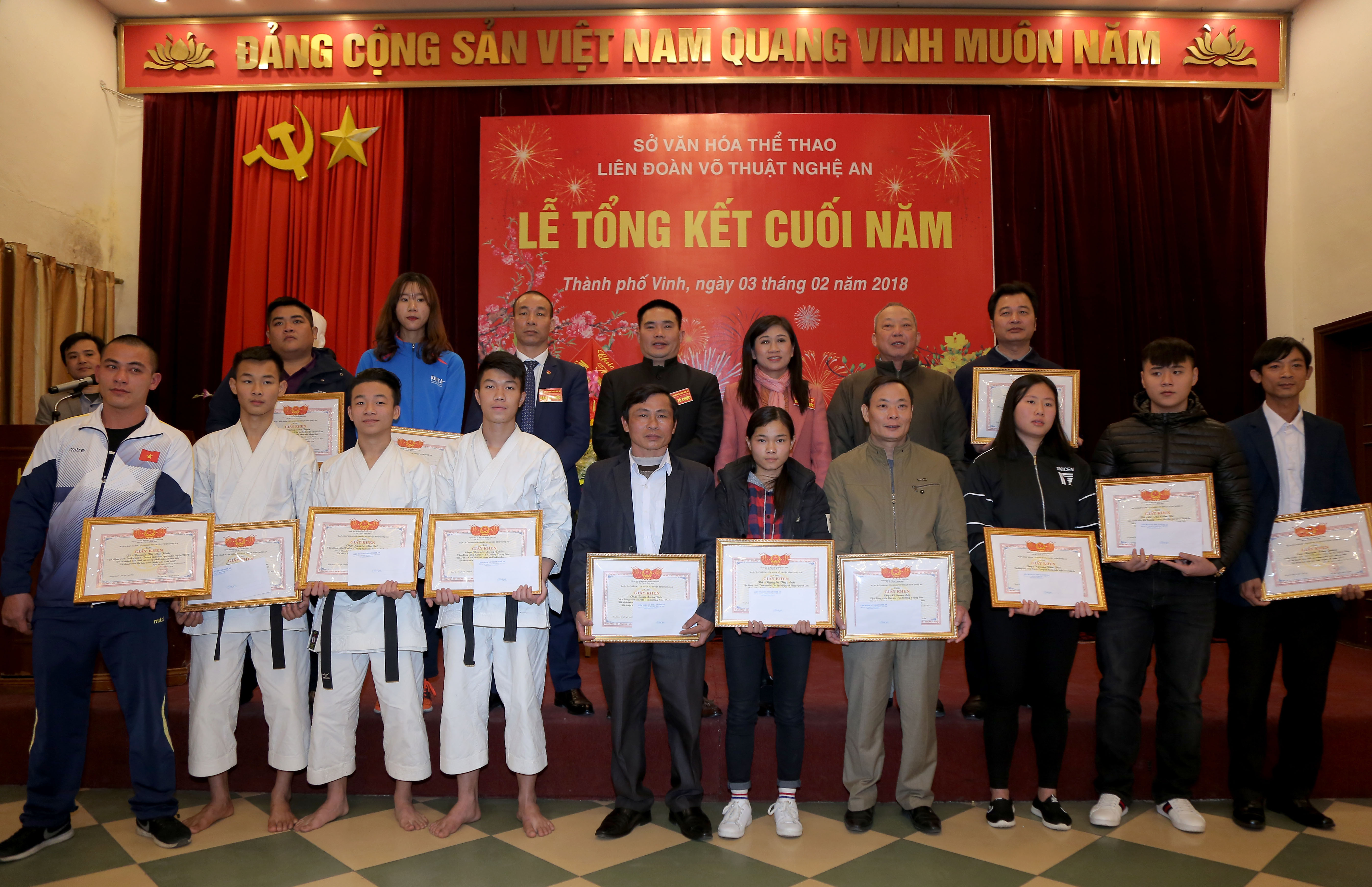 Trao Giấy khen của Liên đoàn võ thuật tỉnh Nghệ An cho các cá nhân xuất sắc năm 2017.