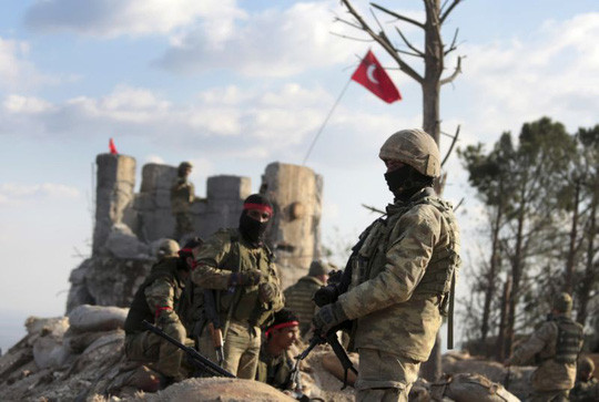 Binh sĩ Thổ Nhĩ Kỳ bảo vệ đồi Bursayah, Syria hôm 28/1. Ảnh: AP