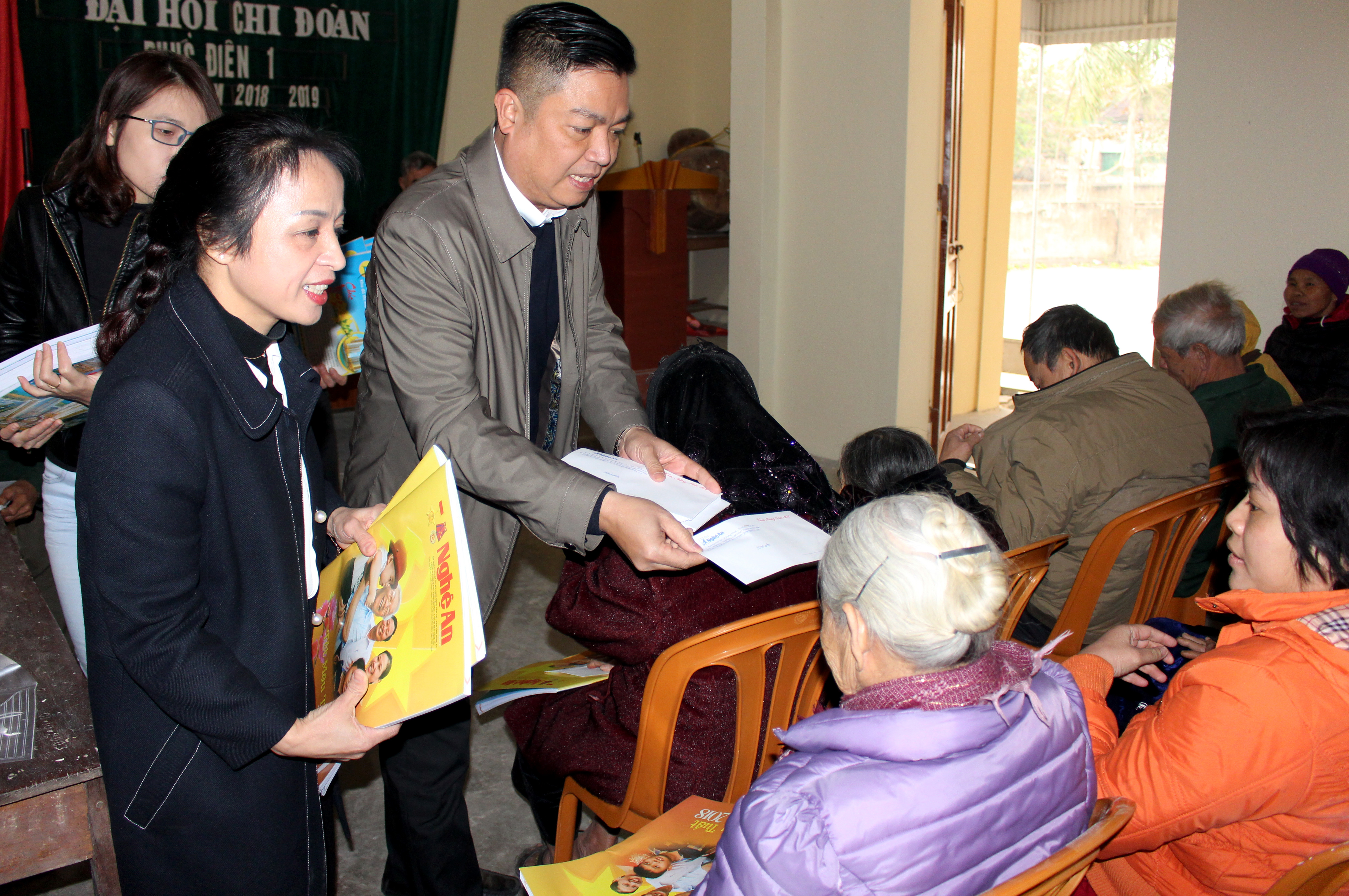Đồng Bà Phạm Thị Hồng Toan – Tổng Biên tập Báo Nghệ An và ông Vũ Hoàng Tú – Chủ tịch HĐQT, Tổng giám đốc Công ty CP Arita trao tặng quà Tết cho các hộ nghèo.  