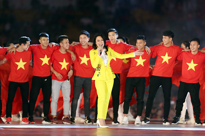Chiều 4/2, Mỹ Tâm là khách mơìtrong buổi lễ mừng công của đội U23 Việt Namtại sân Thống Nhất, TP HCM. Cô khuấy động không khí buổi lễbằng bài hát quen thuộc Niềm tin chiến thắng.