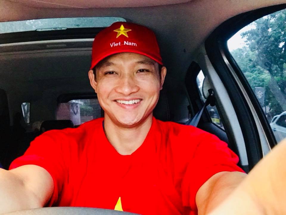Thạc sĩ - Bác sĩ Trần Quốc Khánh trong dịp cổ vũ cho đội tuyển U23 Việt Nam. Ảnh: Huy Thư