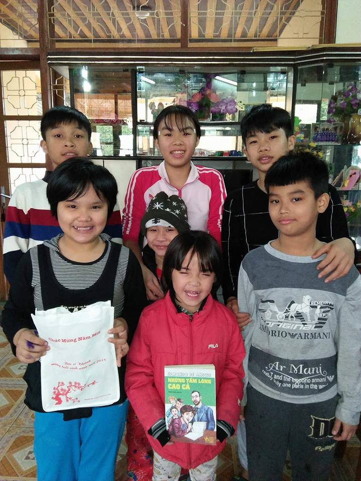 Trẻ em làng trẻ SOS Hải Phòng vui mừng khi nhận được quà lì xì của bác sĩ Khánh. Ảnh: Huy Thư