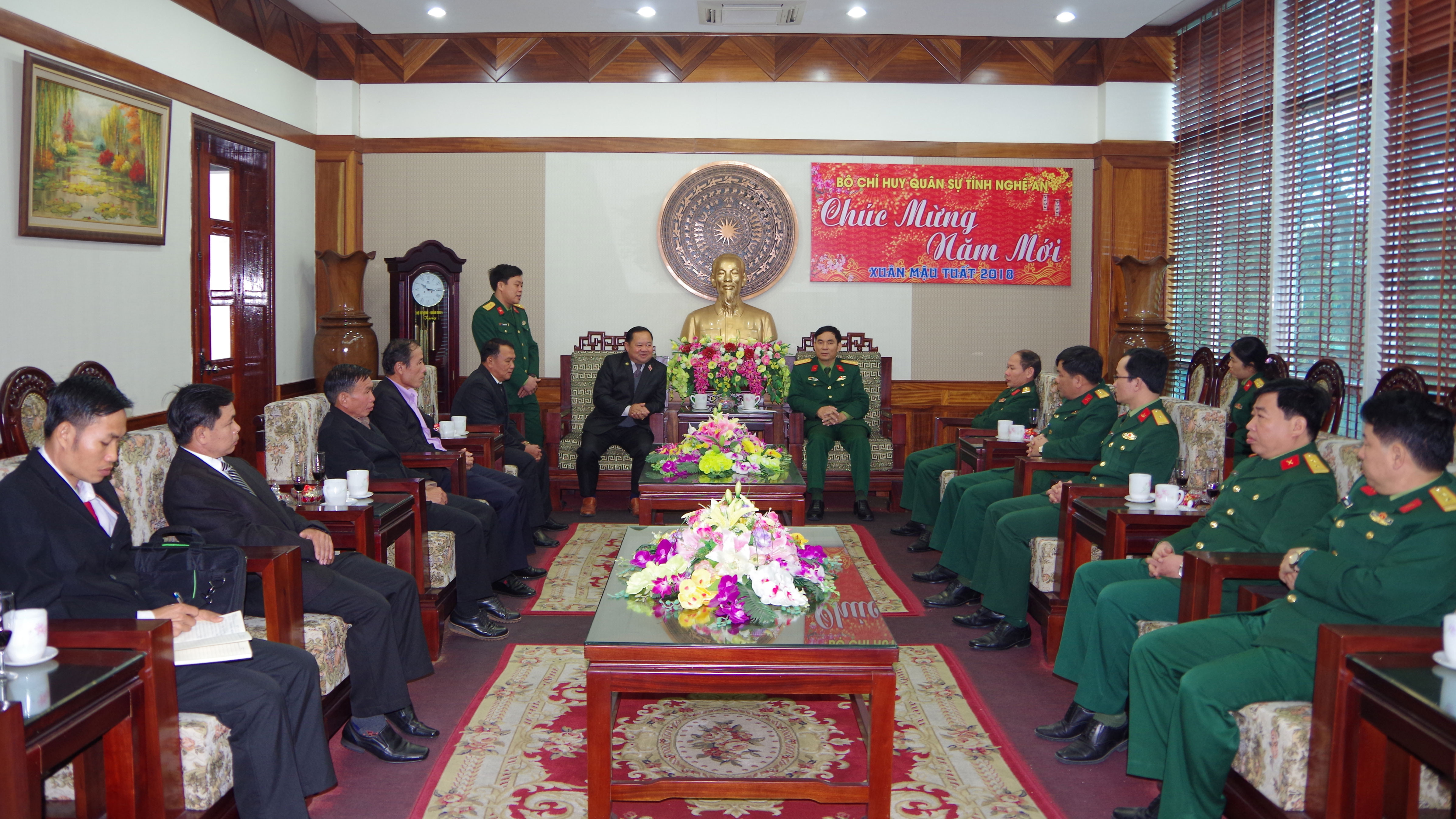 Đoàn công tác Bộ CHQS tỉnh Viêng Chăn (Lào) và Bộ CHQS tỉnh Nghệ An thông báo tình hình phát triển kinh tế - xã hội và công tác xây dựng lực lượng vũ trang của hai tỉnh. Ảnh: Trọng Kiên