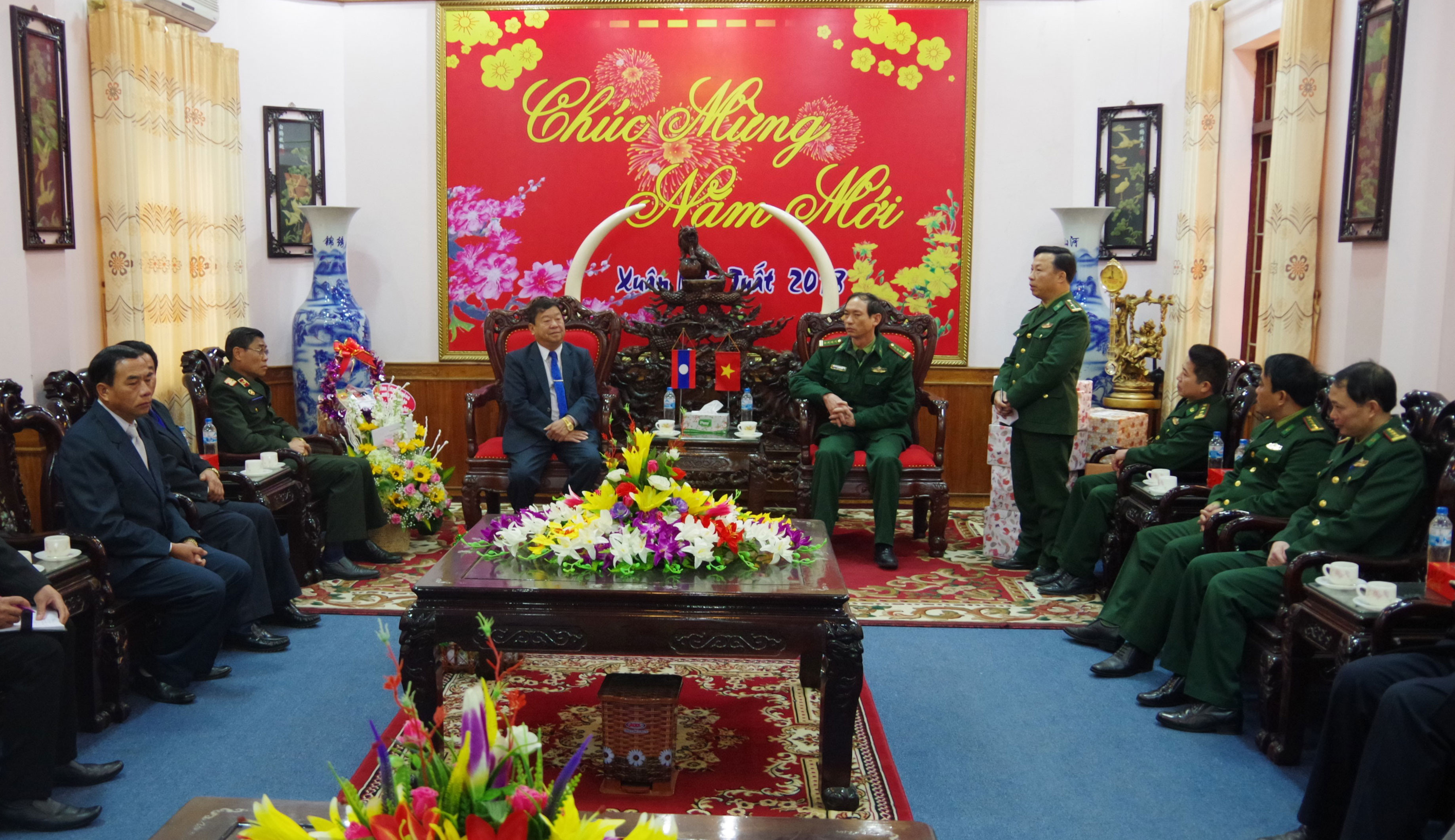 Lãnh đạo tỉnh Xiêng Khoảng (Lào) sang thăm, chúc Tết Mậu Tuất cán bộ chiến sỹ BĐBP Nghệ An. Ảnh: Hùng Phong