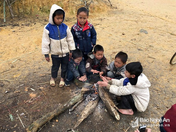 Những trẻ em Mông ở Nghệ An thường ngày rất hiếu động, nhưng lạnh quá nên chỉ chơi được 1 lúc, các em lại xúm vào đống lửa được nhóm ngay gần chỗ chơi. Ảnh tư liệu