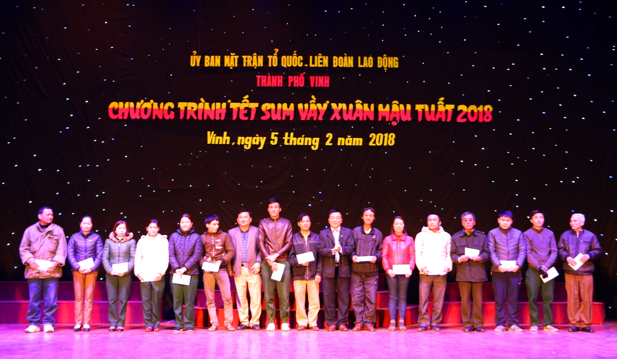 Lãnh đạo Thành ủy và UBND thành phố Vinh trao quà Tết cho cán bộ, viên chức nghèo thành phố. Ảnh: Nguyễn Hải