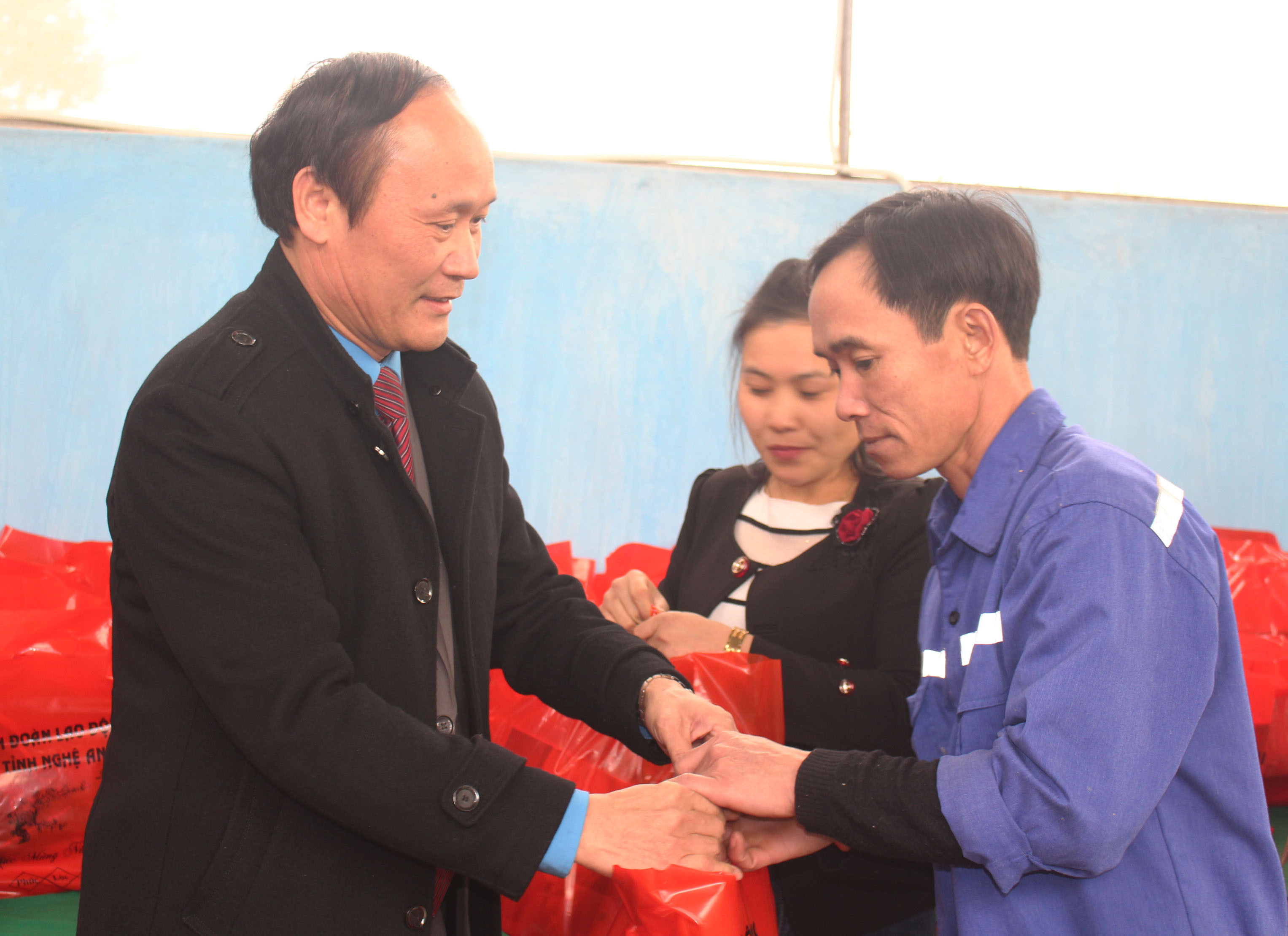 Ông Nguyễn Tử Phương - Chủ tịch Liên đoàn Lao động tỉnh trao quà cho công nhân dịp Tết sum vầy 2018. Ảnh: Phước Anh