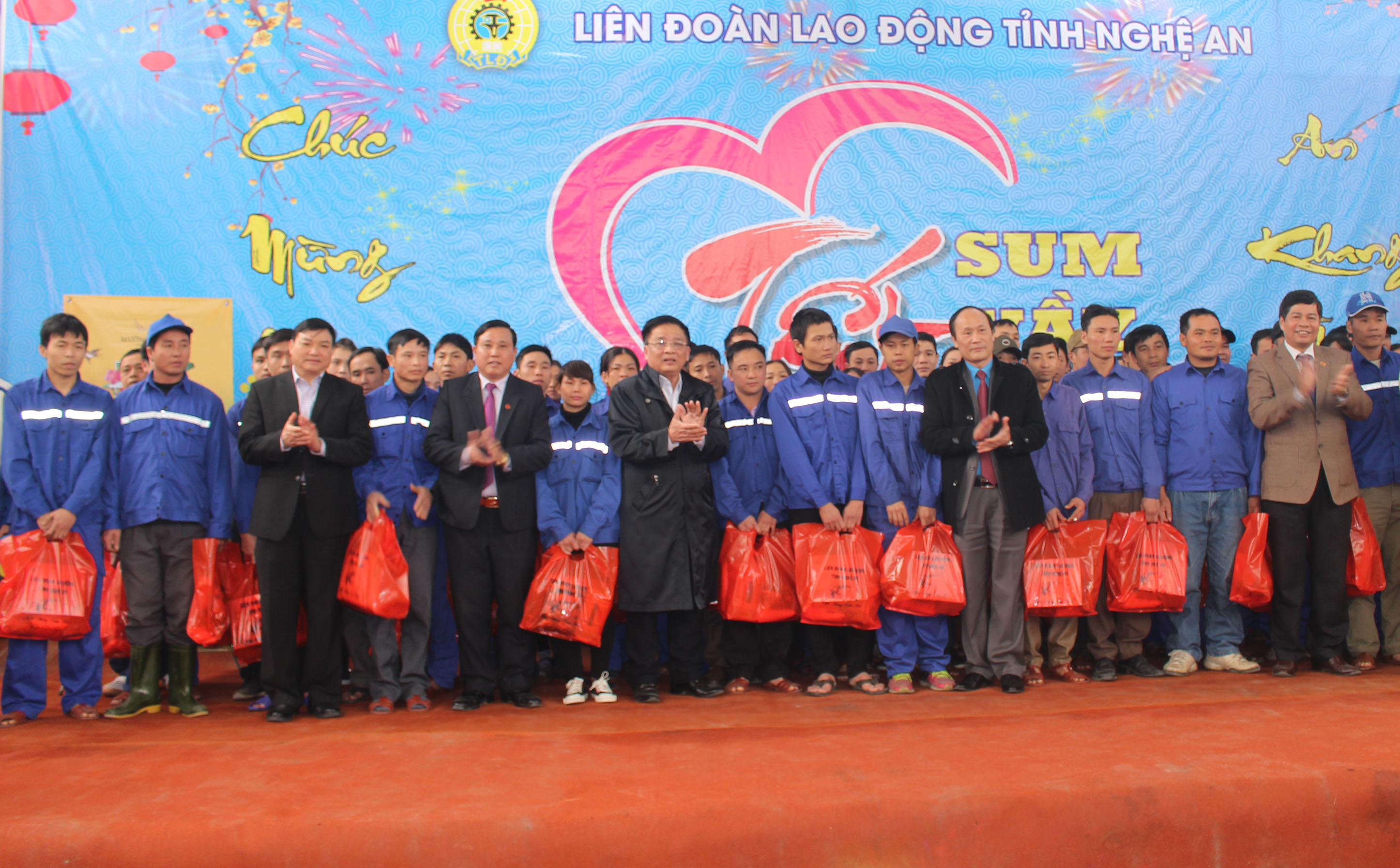 Hơn 100 suất quà ý nghĩa được Liên đoàn Lao động tỉnh trao cho các công nhân Công ty CP giấy Sông Lam. Ảnh: Phước Anh