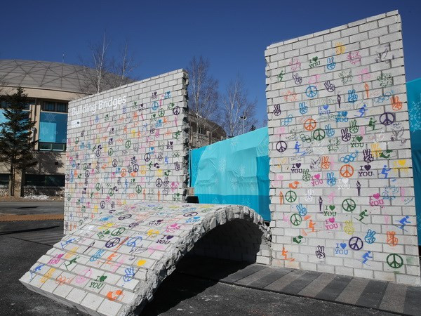 Bức tường Đình chiến Olympic tại Làng Olympic PyeongChang ngày 5/2. Nguồn: Yonhap/TTXVN