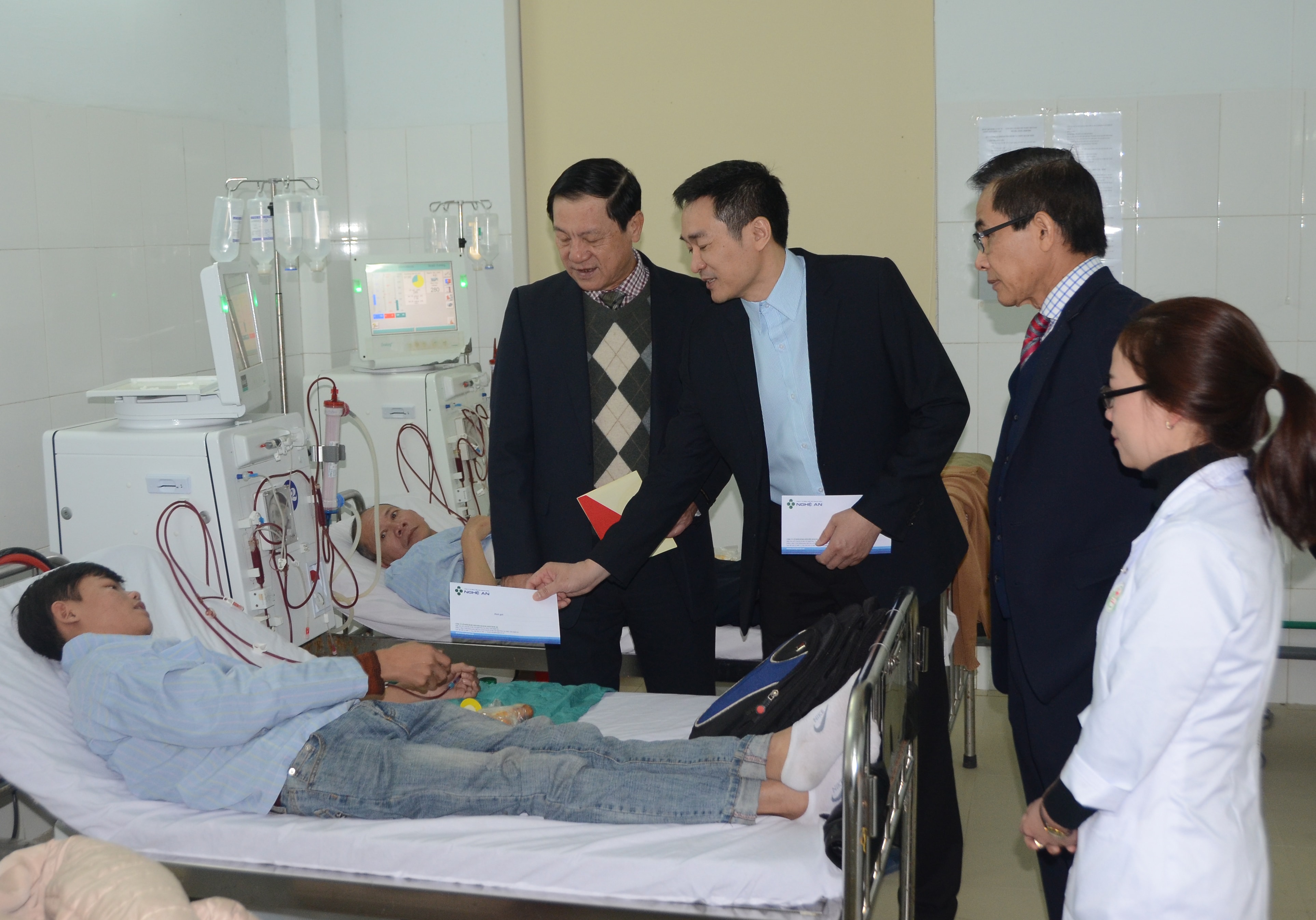 Thăm hỏi tặng quà cho các bệnh nhân đang chạy thận ở Bệnh viện. Ảnh: Thành Chung.