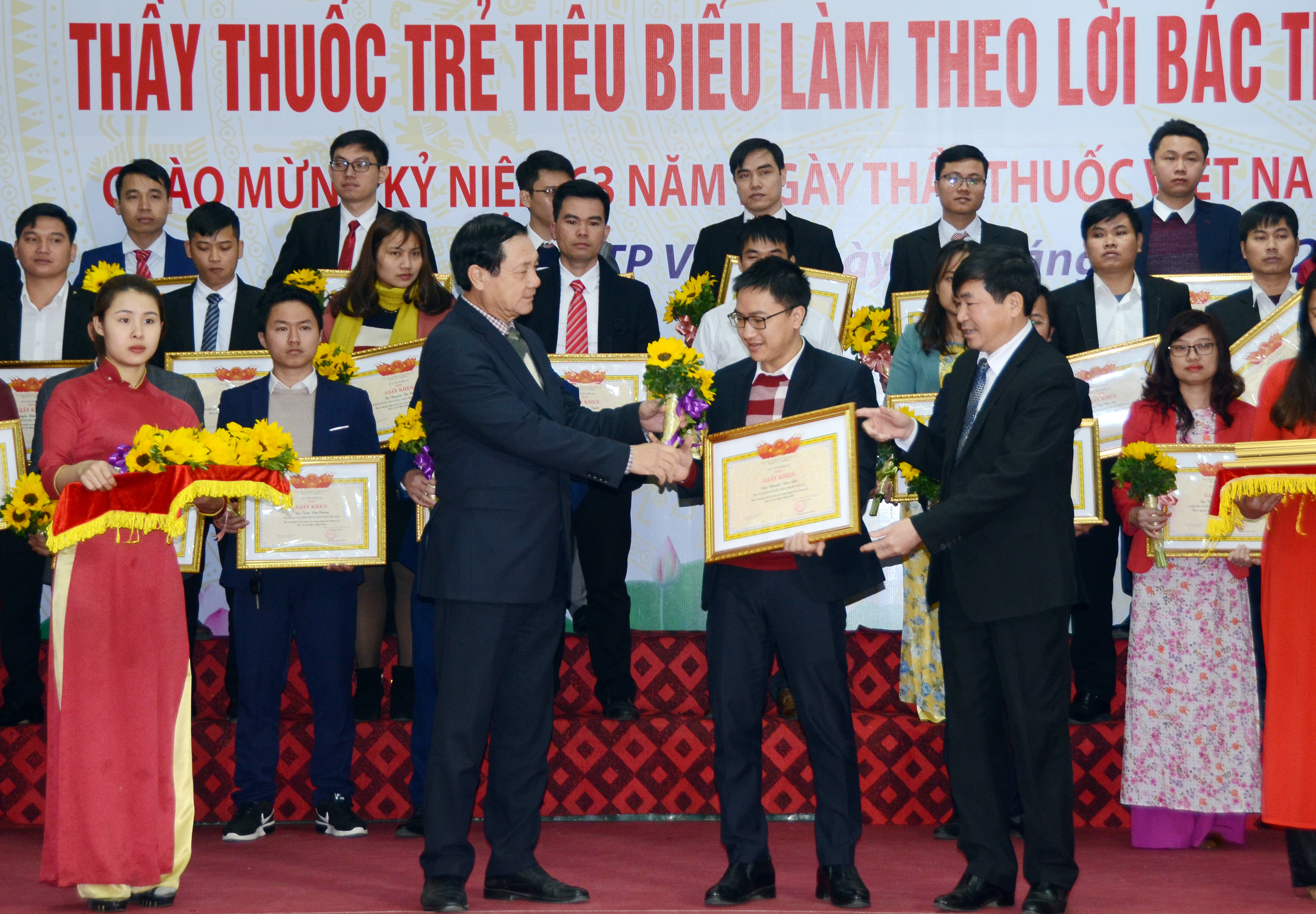 Vinh danh 34 thầy thuốc trẻ tiêu biểu làm theo lời Bác tỉnh Nghệ An năm 2018. Ảnh: Thành Chung